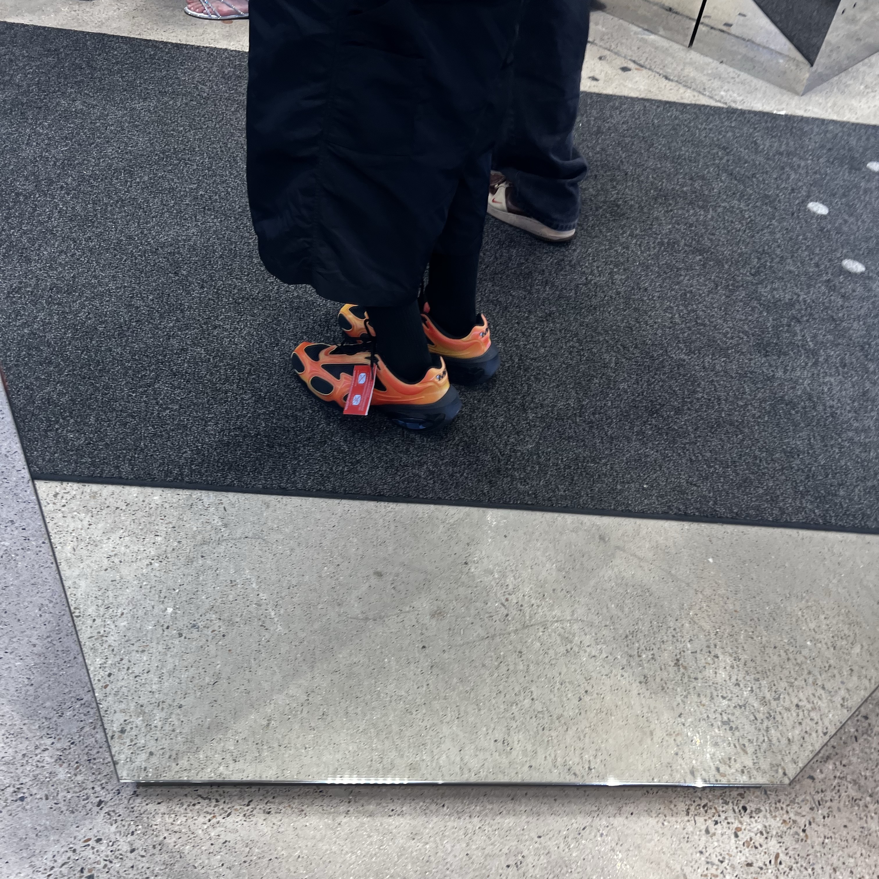 Balenciaga Runner Sneakers Blue White, MJD x Koin Seoul Two Tuck Re-Nylon Wide Carpenter Bermuda Pants Black 착용 스타일 - 6