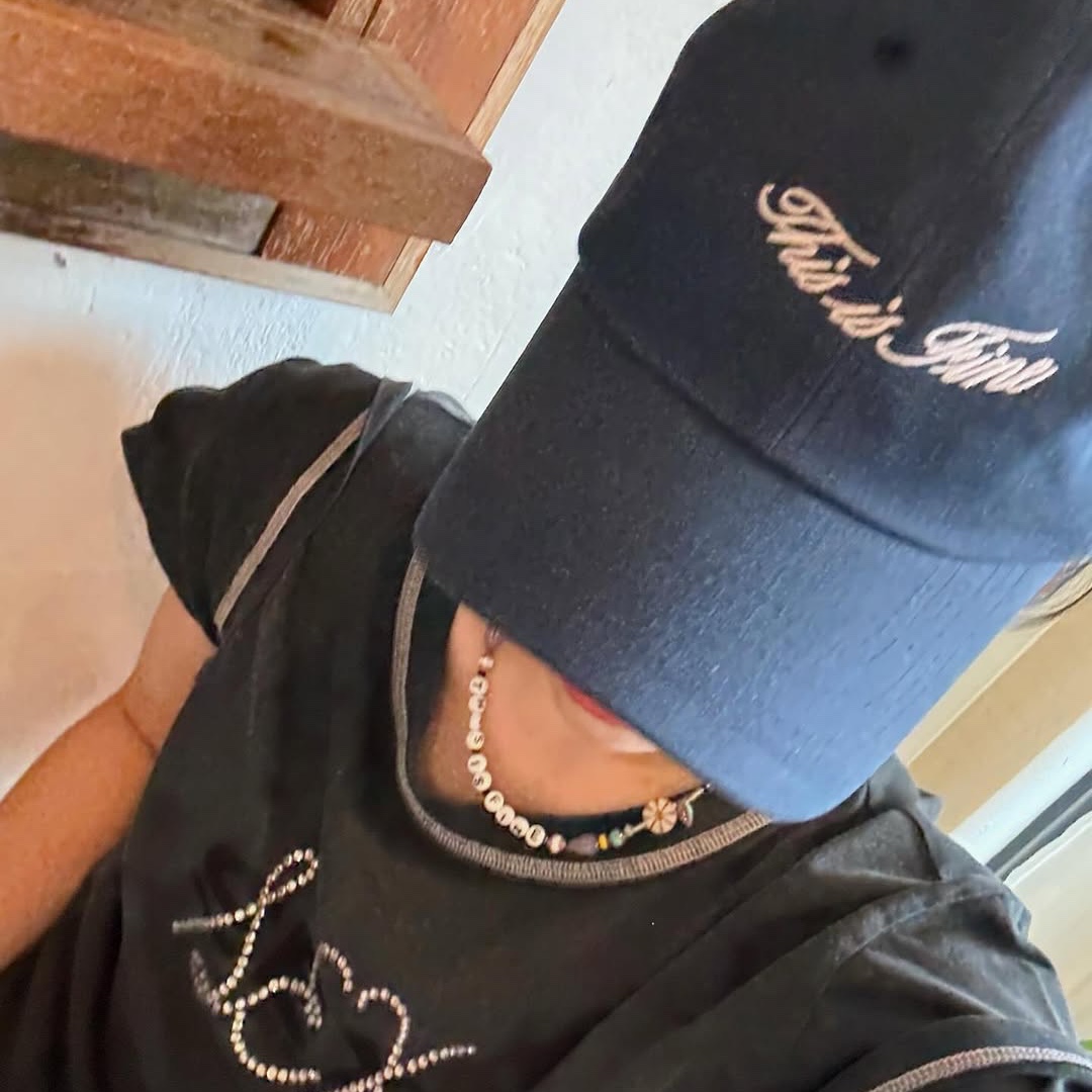 THIS IS FINE x FUNFLEX Silk Scarf Eldorado, THIS IS FINE Signature Ball Cap Navy 착용 스타일 - 2