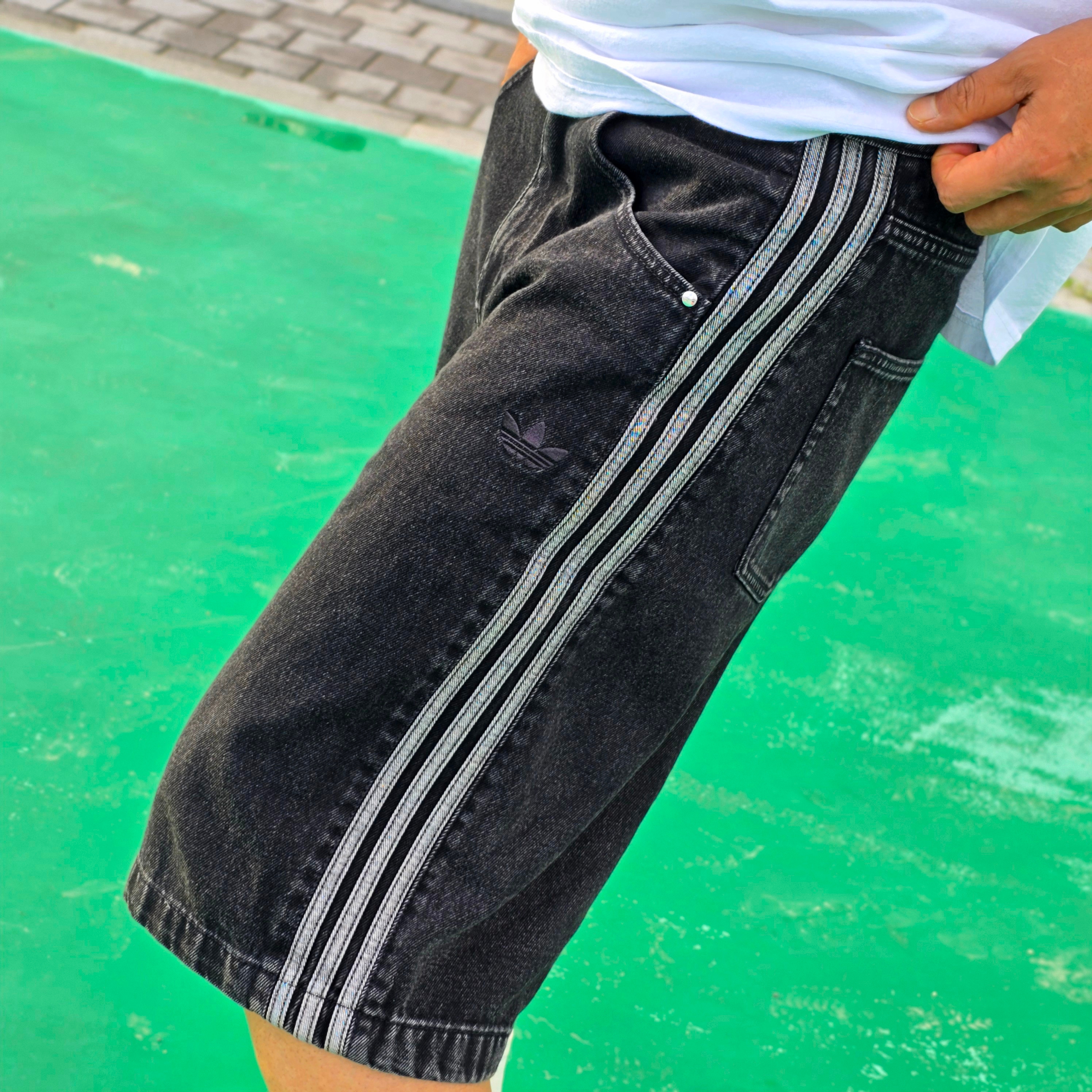 Adidas Adicolor Denim Firebird Shorts True Black Denim - KR Sizing, Adidas Adicolor Denim Firebird Shorts True Black Denim - US Sizing 착용 스타일