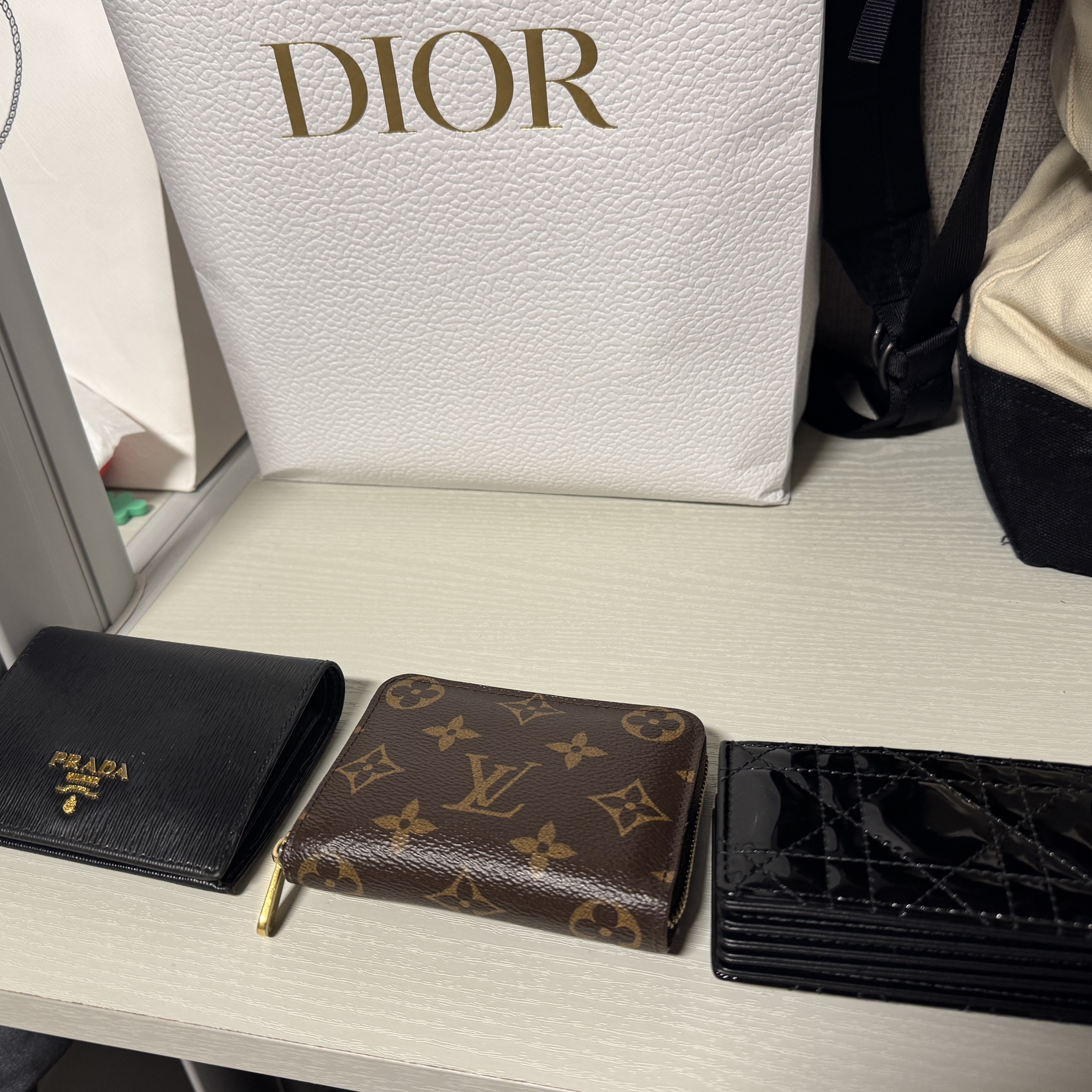 Dior Lady 5-Gusset Card Holder Patent Cannage Calfskin Black, Louis Vuitton Zippy Coin Purse Monogram 착용 스타일 - 3