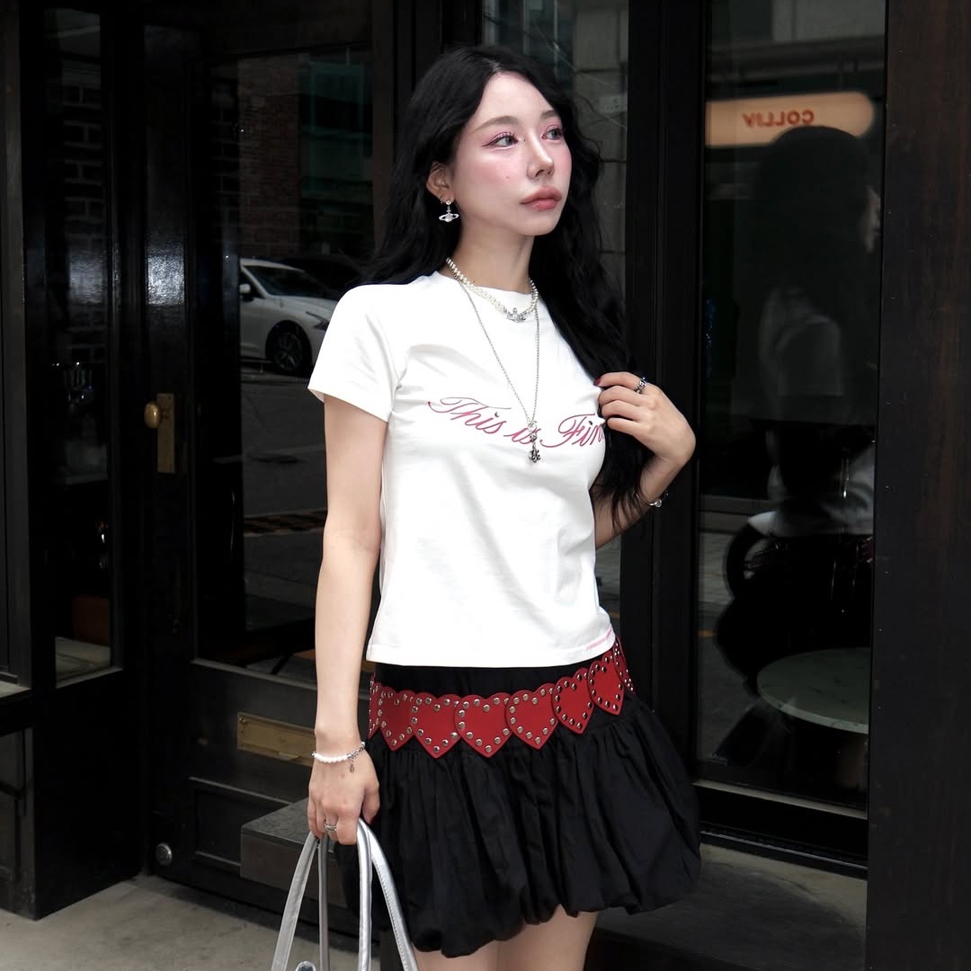THIS IS FINE Cropped Signature Tee White 착용 스타일 - 3