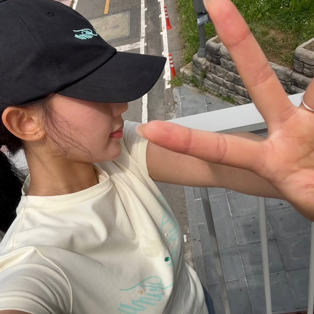 THIS IS FINE Signature Ball Cap Black, THIS IS FINE Cropped Signature Tee Cream 착용 스타일 - 2