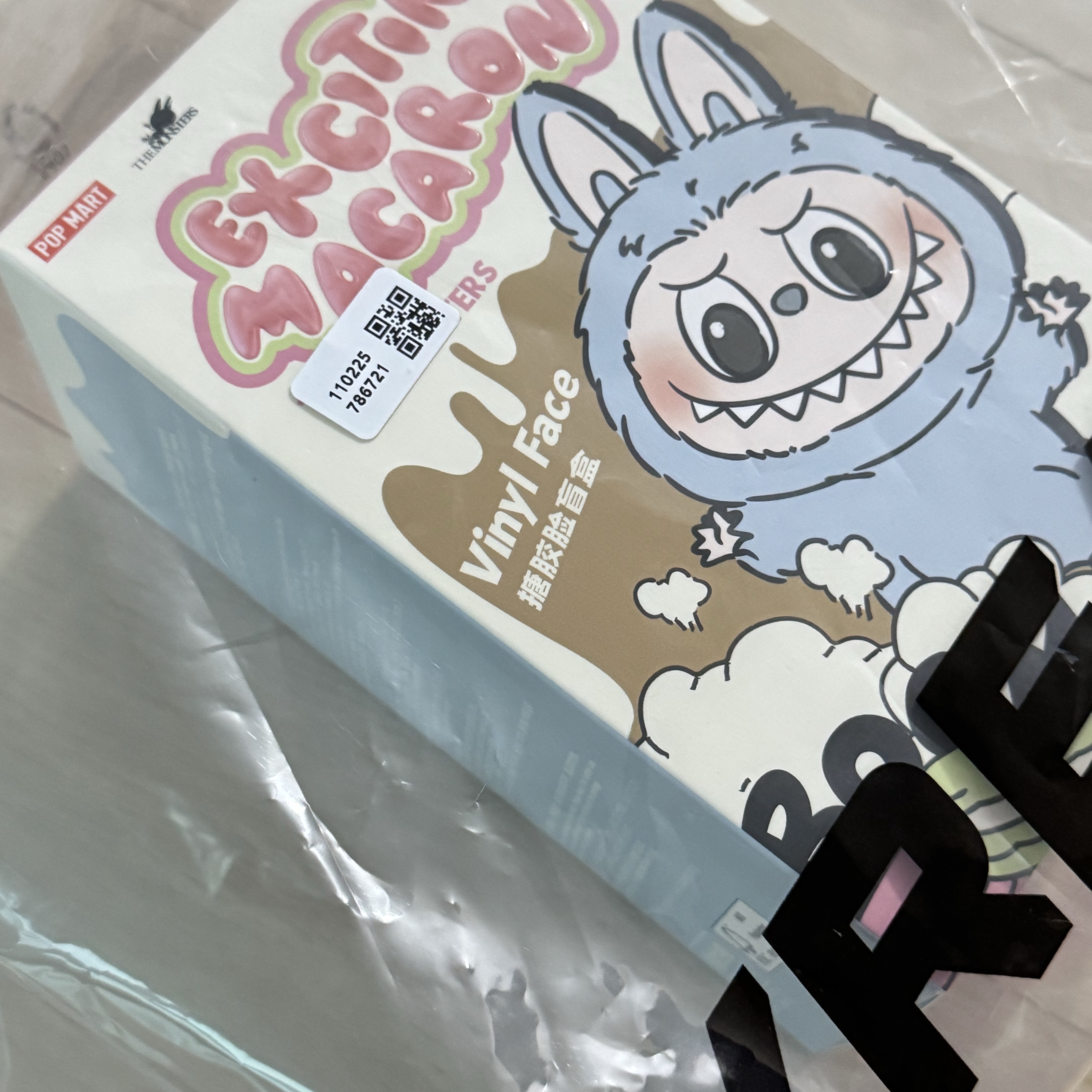 Pop Mart The Monsters Labubu Tasty Macarons Series Sealed Case (1 Blind Box), Pop Mart Labubu The Monsters Labubu Tasty Macarons Series Lyche Berry Keyring 착용 스타일 - 1