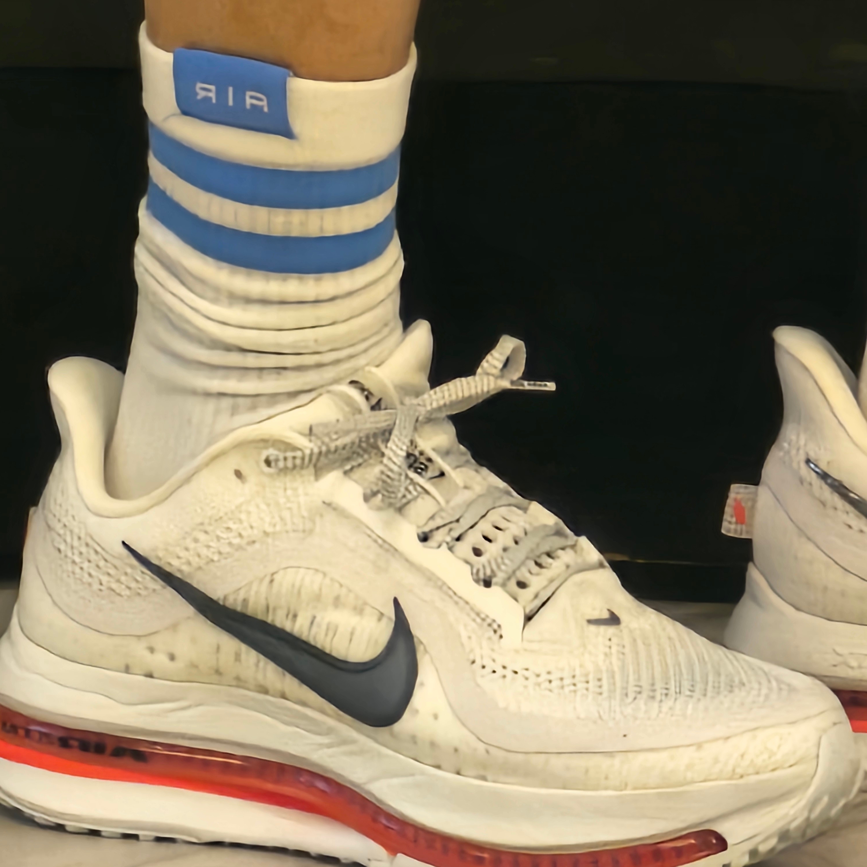 Nike Pegasus Premium Summit White Bright Crimson 착용 스타일 - 4