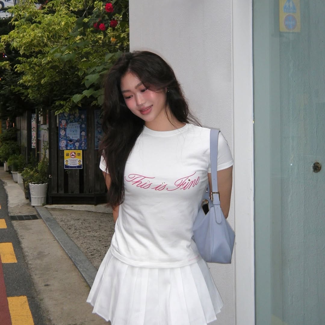 THIS IS FINE Cropped Signature Tee White 착용 스타일 - 2