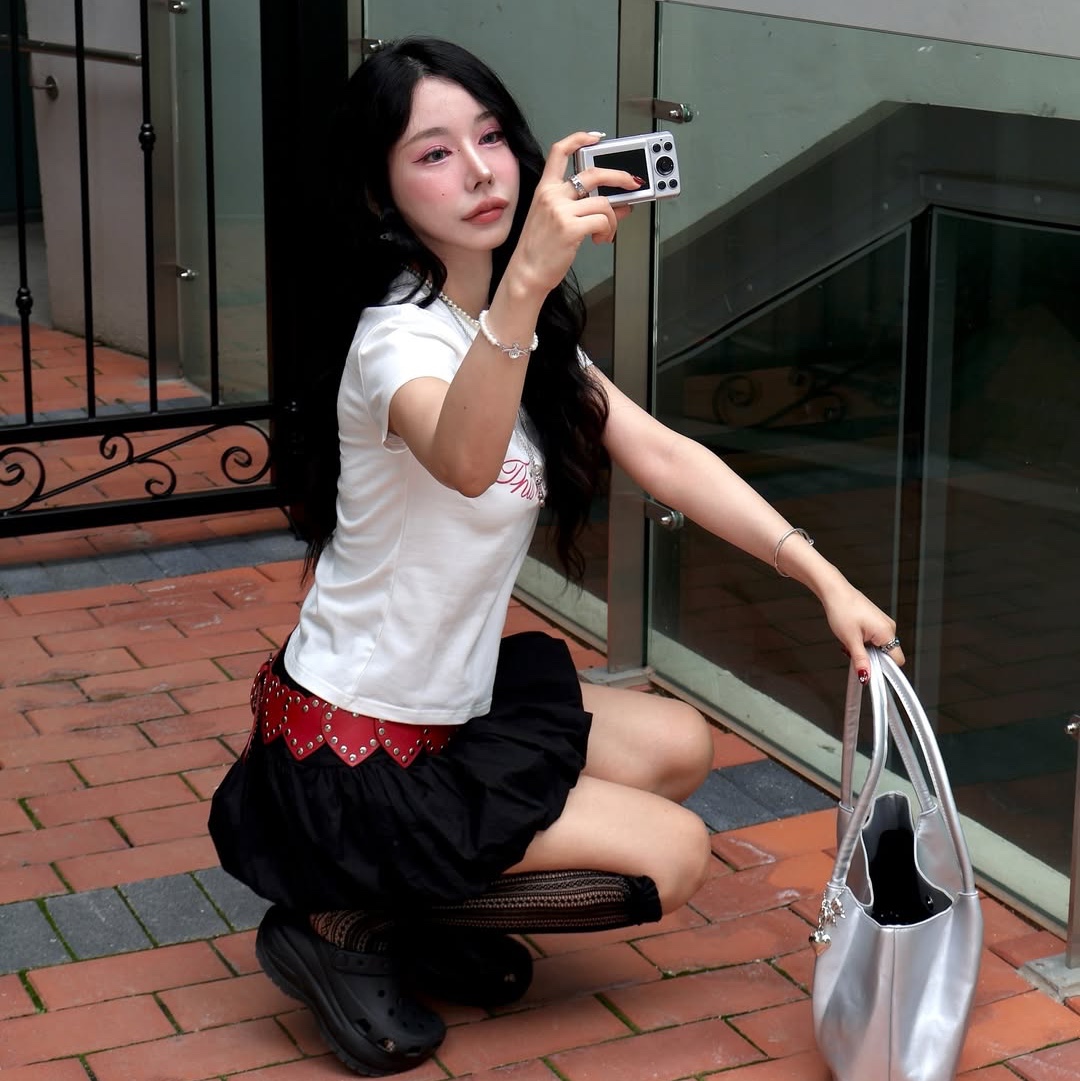 THIS IS FINE Cropped Signature Tee White 착용 스타일 - 8