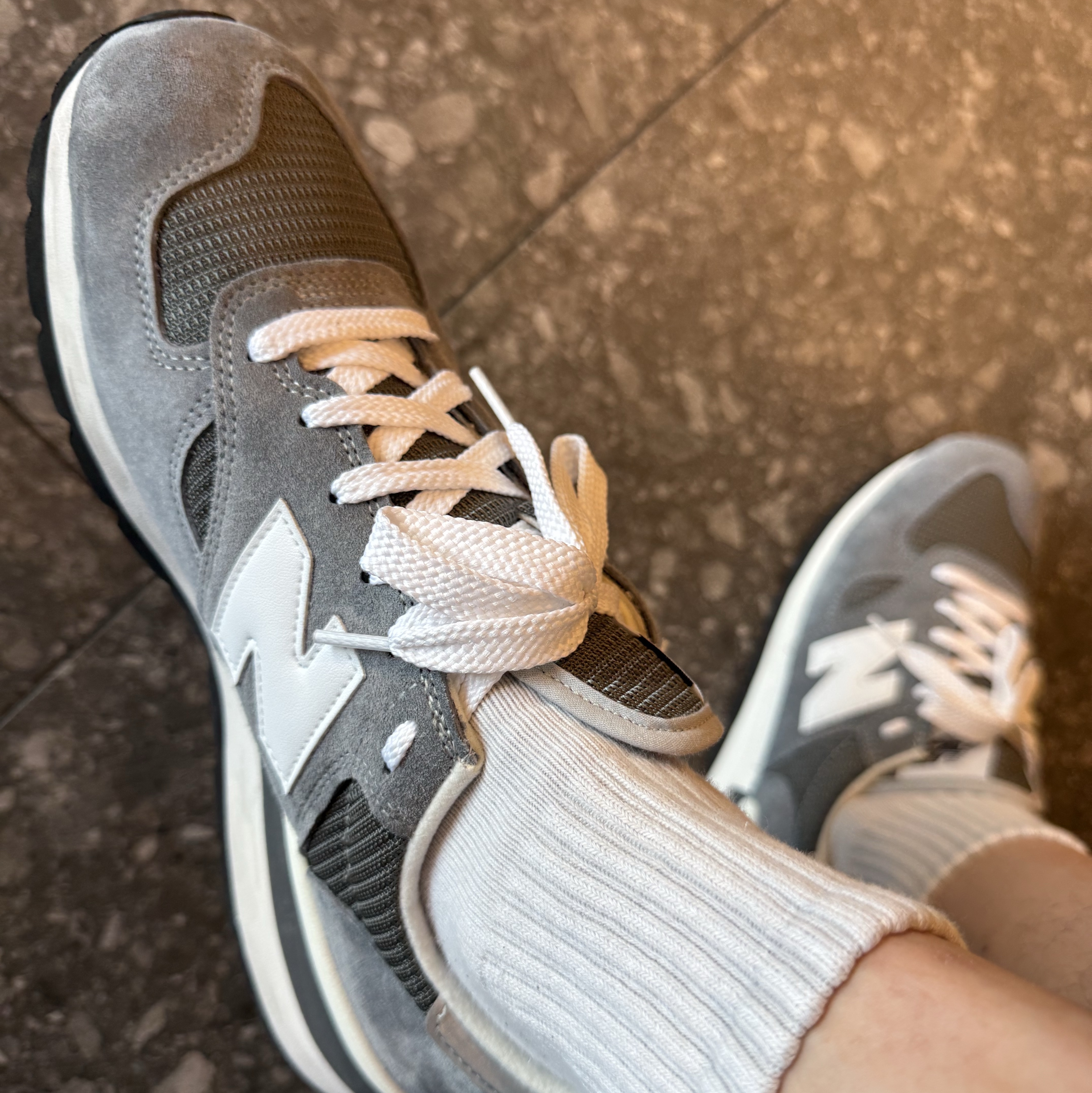 New Balance 990v1 Made in USA Grey White 착용 스타일 - 3