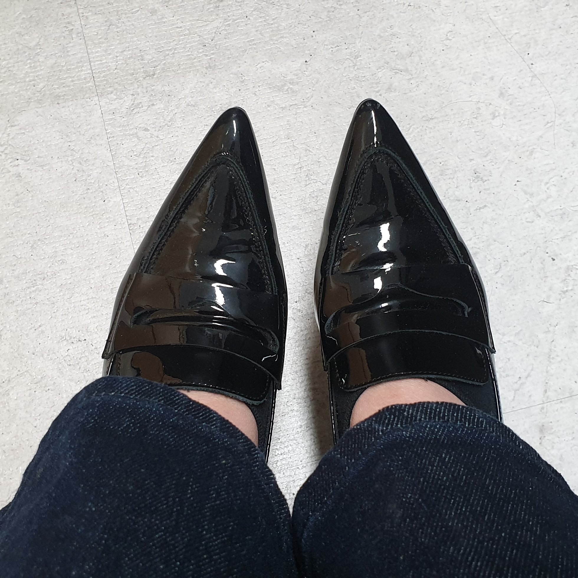 PENNY PLATE Women Stiletto Glossy Black 착용 스타일