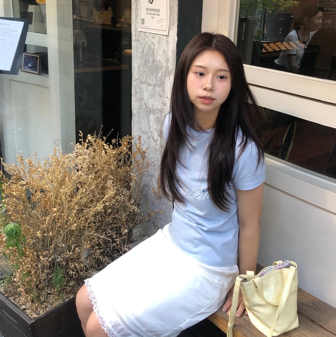 THIS IS FINE Cropped Signature Tee Sky 착용 스타일 - 2