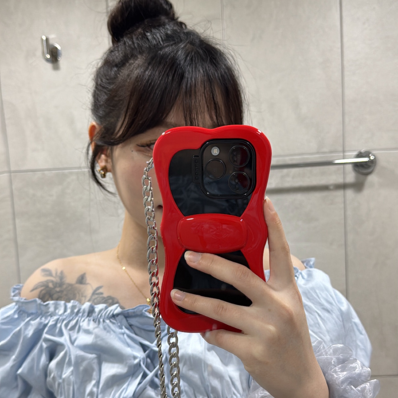 Gragg Layered Ribbon Case - Red (Layered Ribbon Mini Grip Chain - Silver) 착용 스타일 - 2