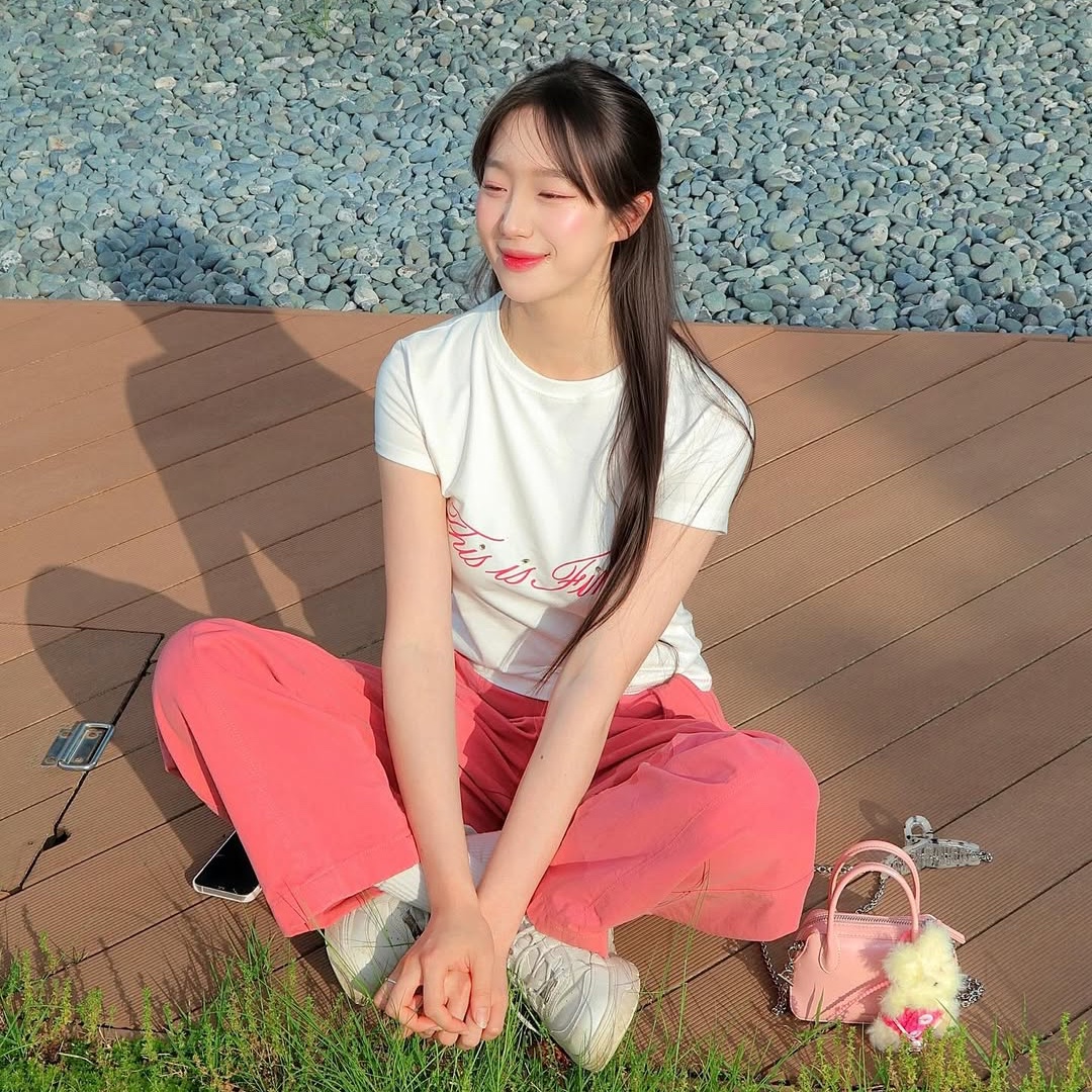 THIS IS FINE Cropped Signature Tee White 착용 스타일 - 5