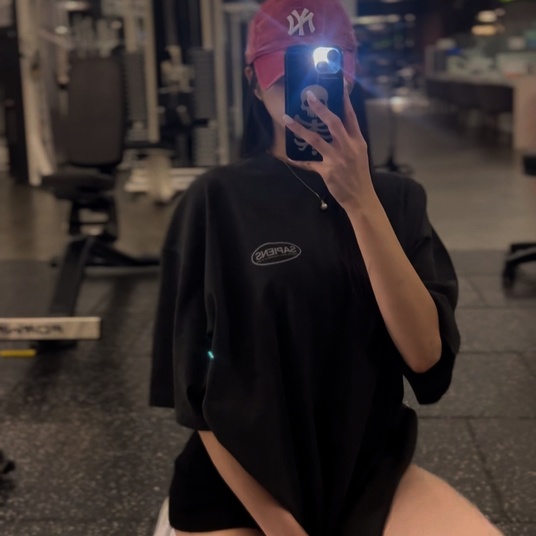 Sapiens Pigment Oval Logo Over Fit Short Sleeves Charcoal 착용 스타일