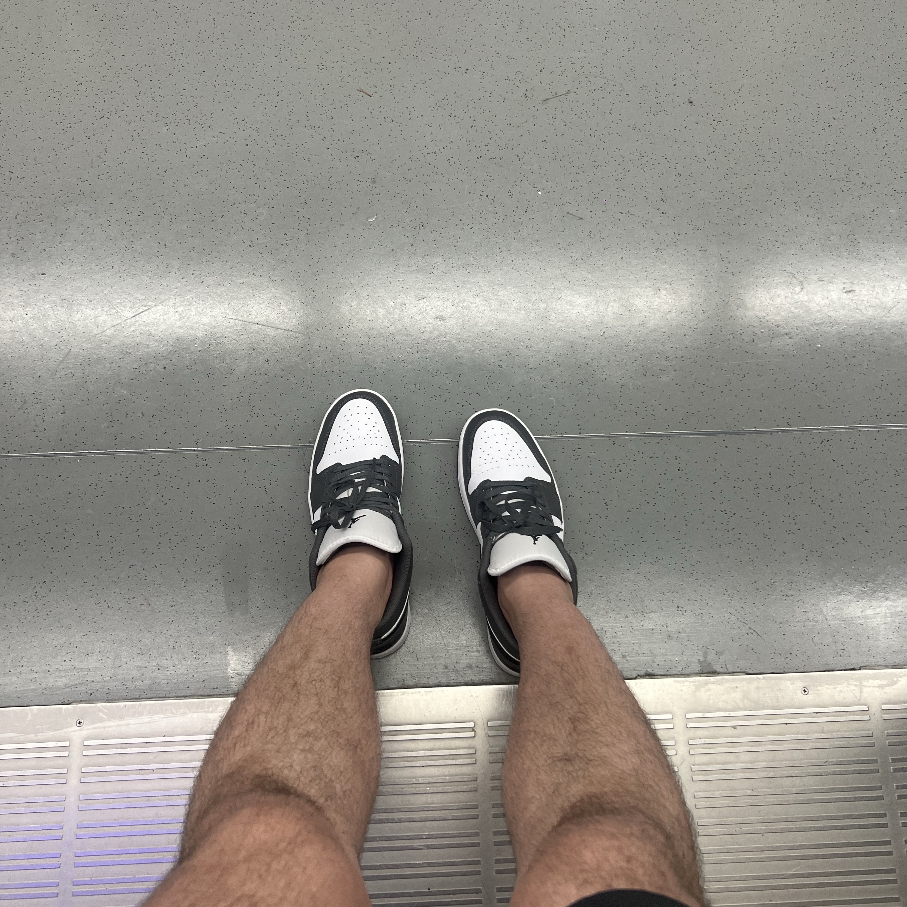 Jordan 1 Low White Iron Grey 착용 스타일