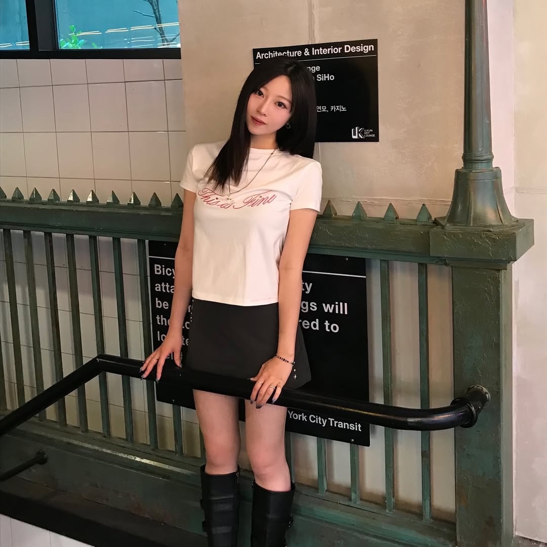 THIS IS FINE Cropped Signature Tee White 착용 스타일 - 6