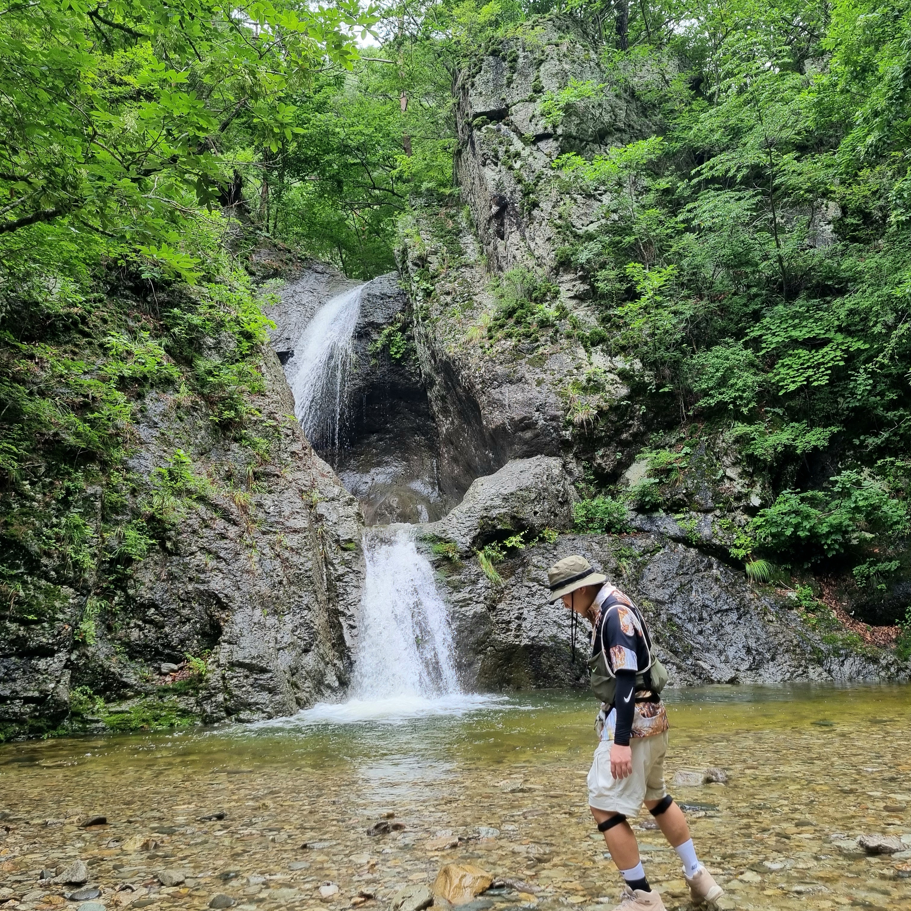Arc'teryx x Beams Mantis 1 Waistpack White, Nike x Drake Nocta NRG Running T-Shirt Camo Multi Color (FJ3013-902) 착용 스타일 - 3