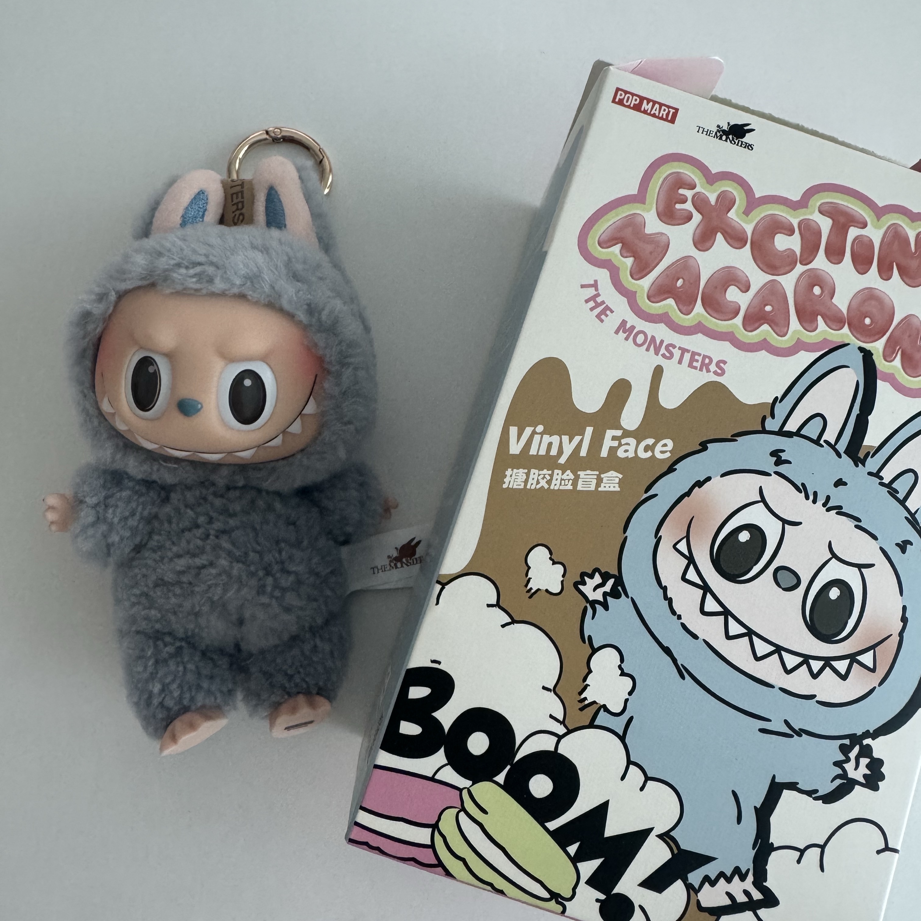 Pop Mart Labubu The Monsters Labubu Tasty Macarons Series Sea Salt Coconut Keyring 착용 스타일 - 2