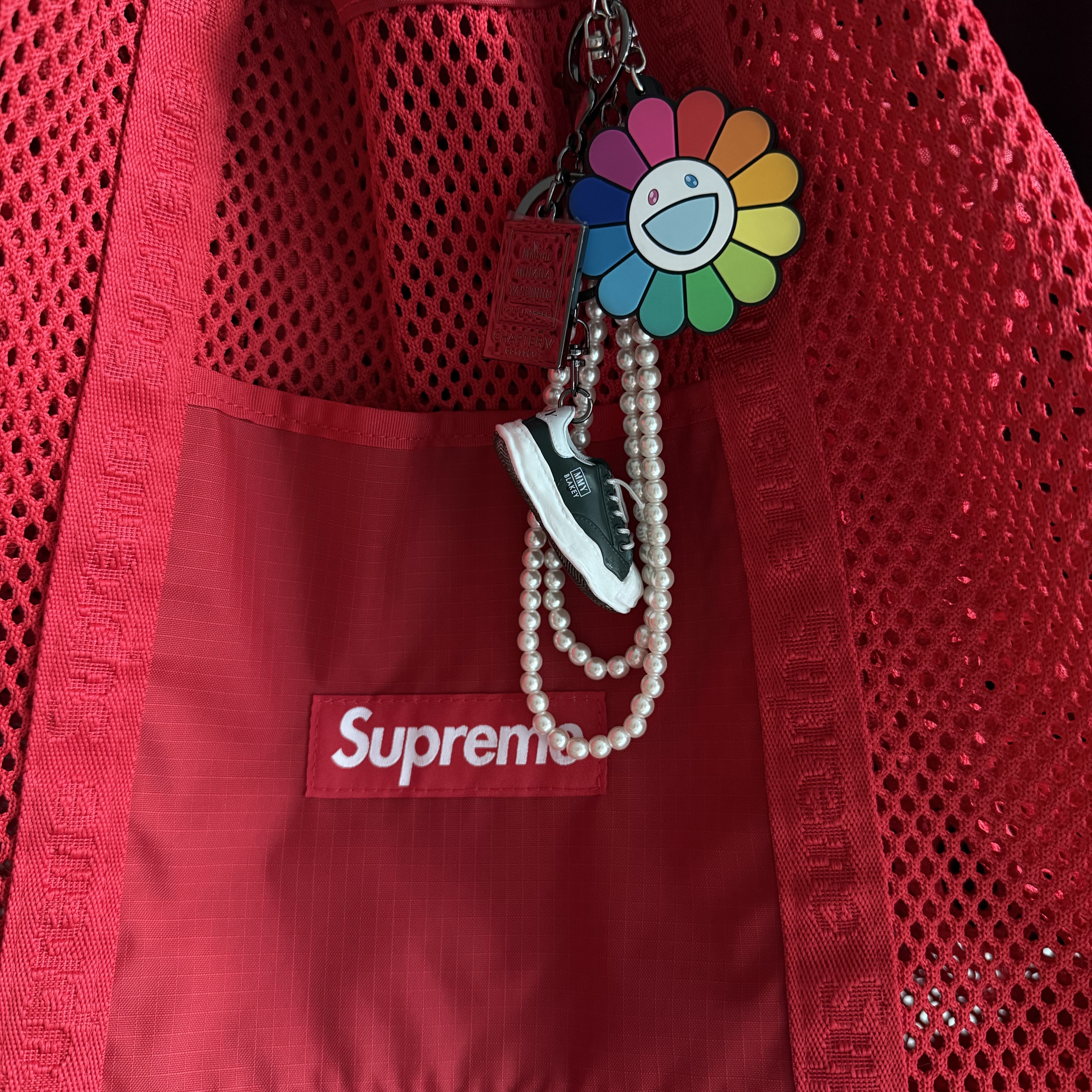 Odyssey x Maison Mihara Yasuhiro Blakey Keyring Green, Supreme Mesh Tote Bag Red - 25SS 착용 스타일