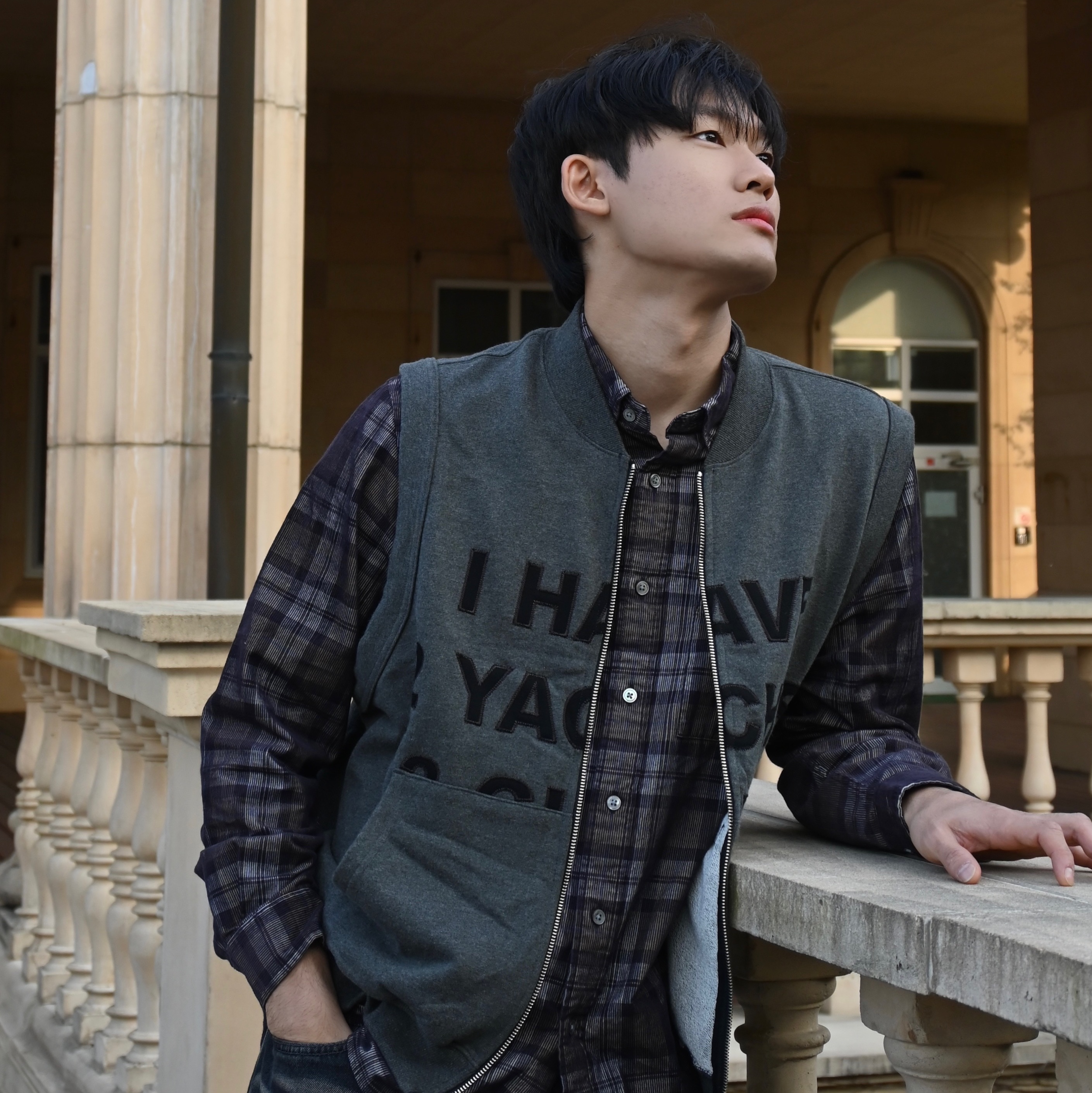 BLR Embossed Wave Washing Wide Denim Pants Black 착용 스타일 - 1