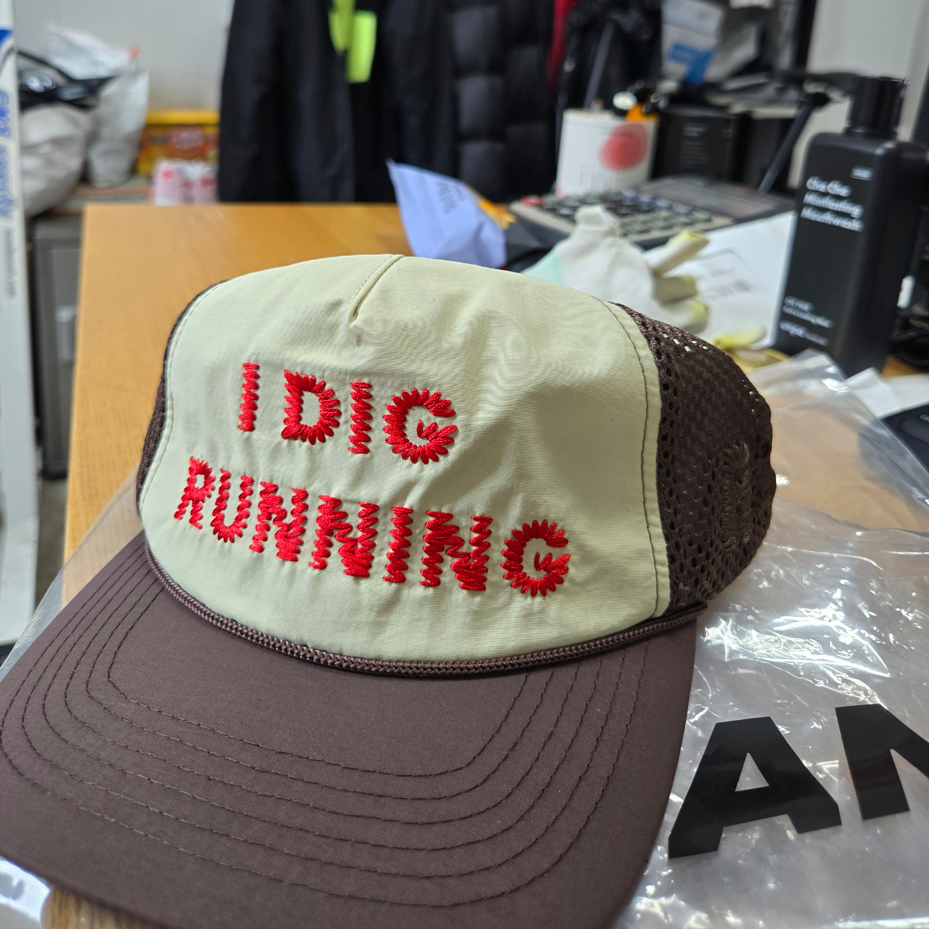 Alex Zono I Dig Running Trucker Hat OG Brown 착용 스타일
