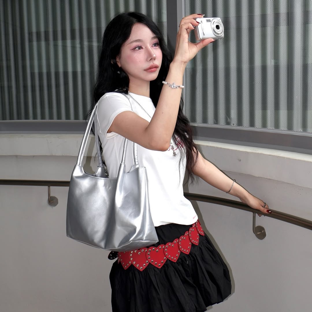 THIS IS FINE Cropped Signature Tee White 착용 스타일 - 2
