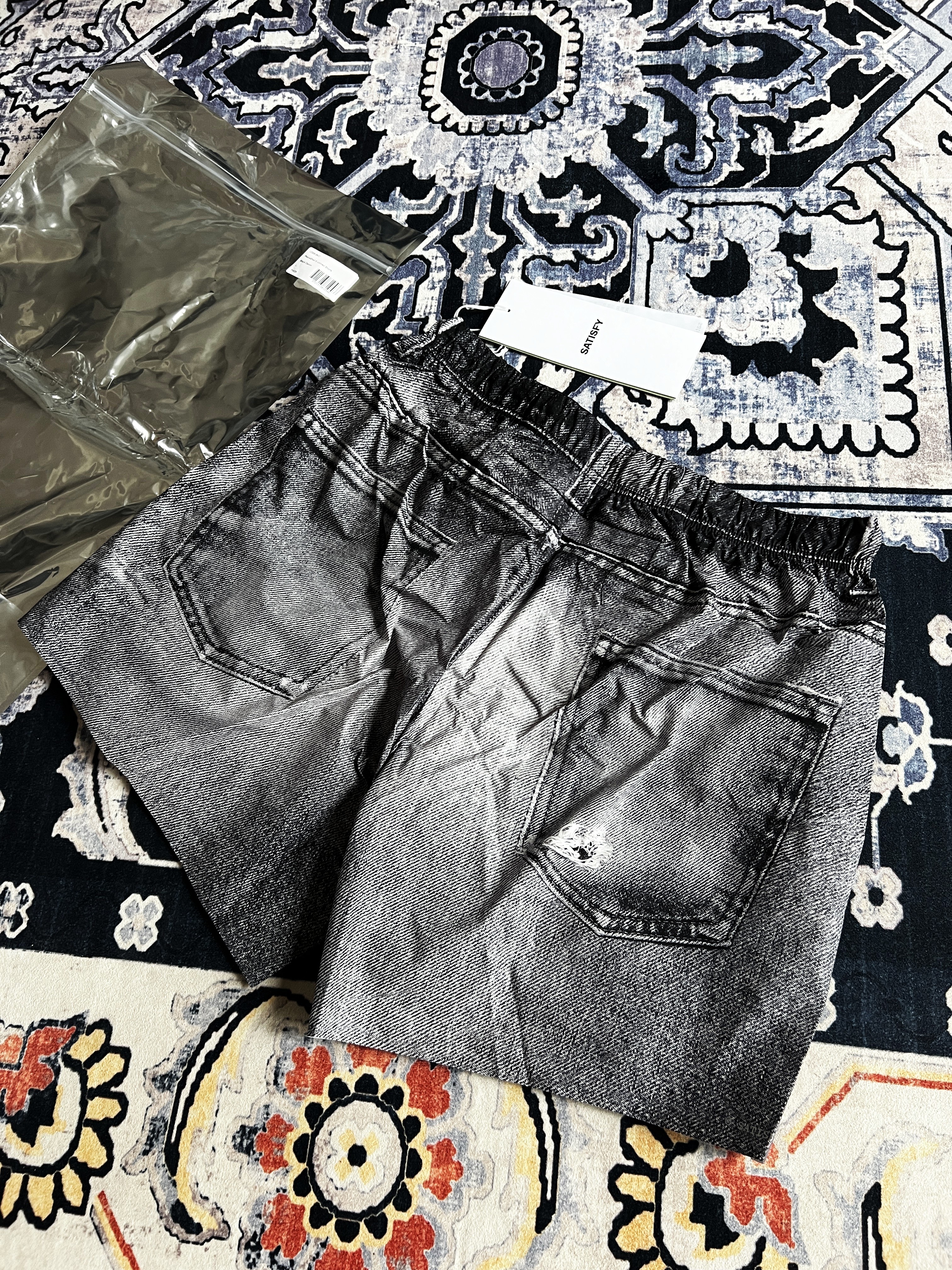 Satisfy Peaceshell 5 Inch Unlined Shorts Black Denim 착용 스타일 - 2