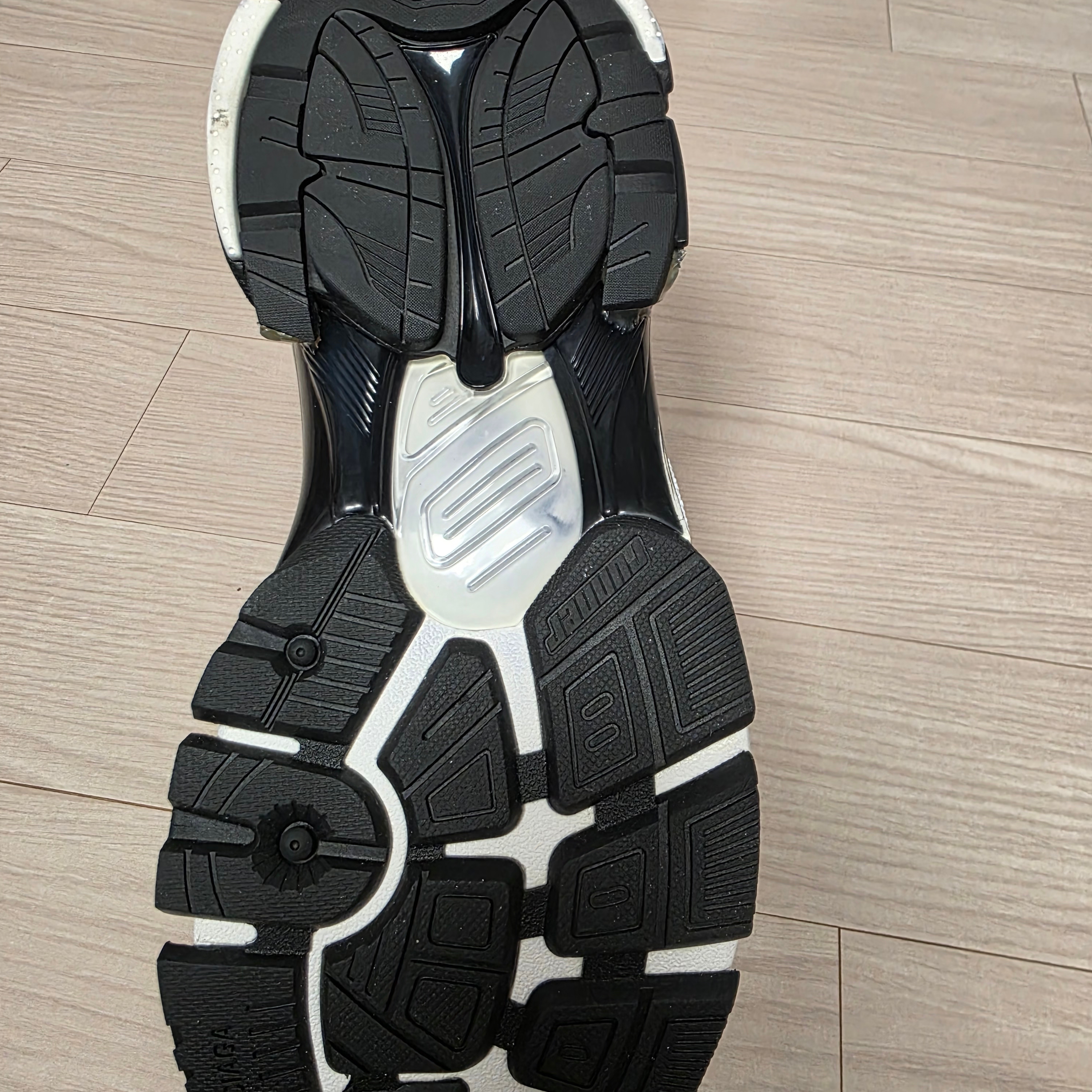 Balenciaga Runner Sneakers Black White 착용 스타일 - 10