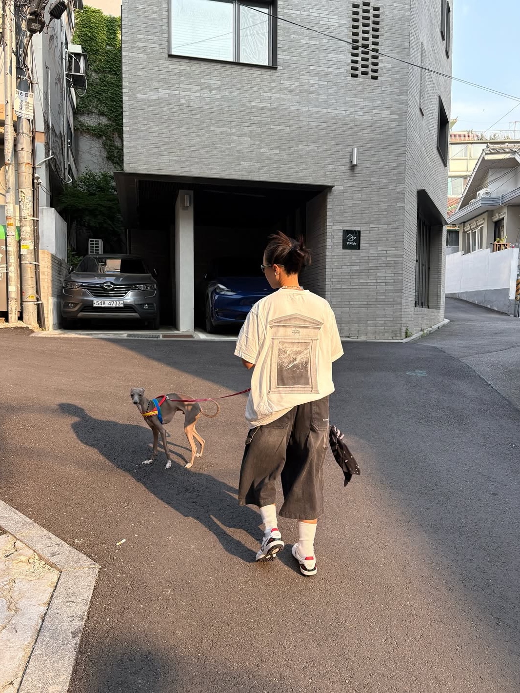 Stussy Basic Stussy T-Shirt White 2024, 2025, SLOW RECORD HOUSE Carpenter Bermuda Wide Denim Pants Black 착용 스타일 - 4