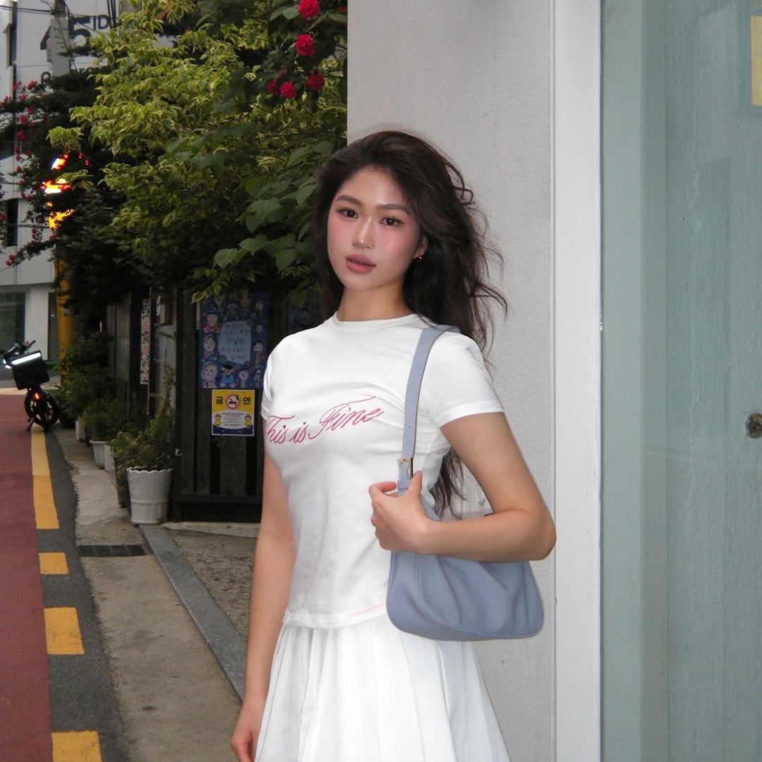 THIS IS FINE Cropped Signature Tee White 착용 스타일 - 3