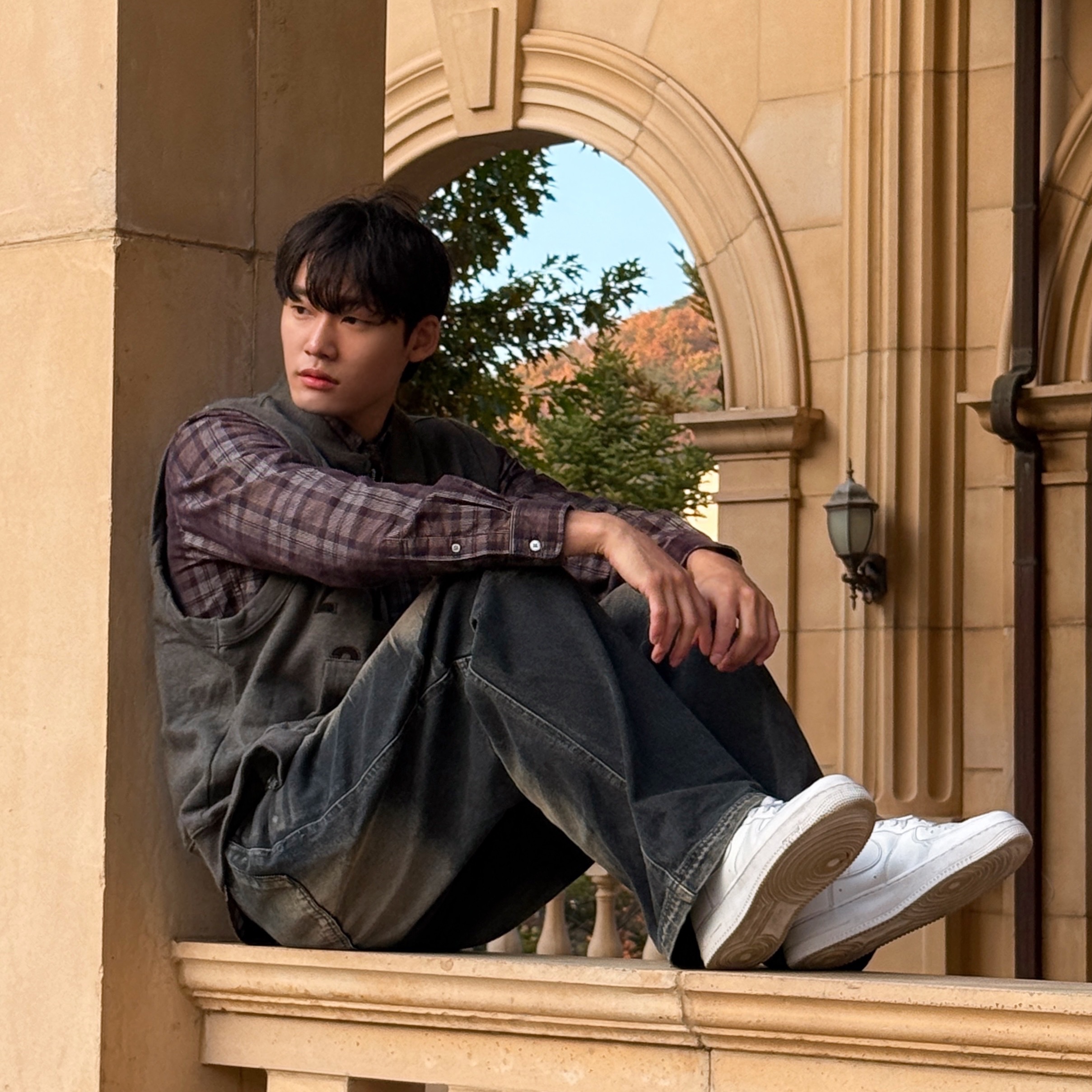 BLR Embossed Wave Washing Wide Denim Pants Black 착용 스타일 - 4