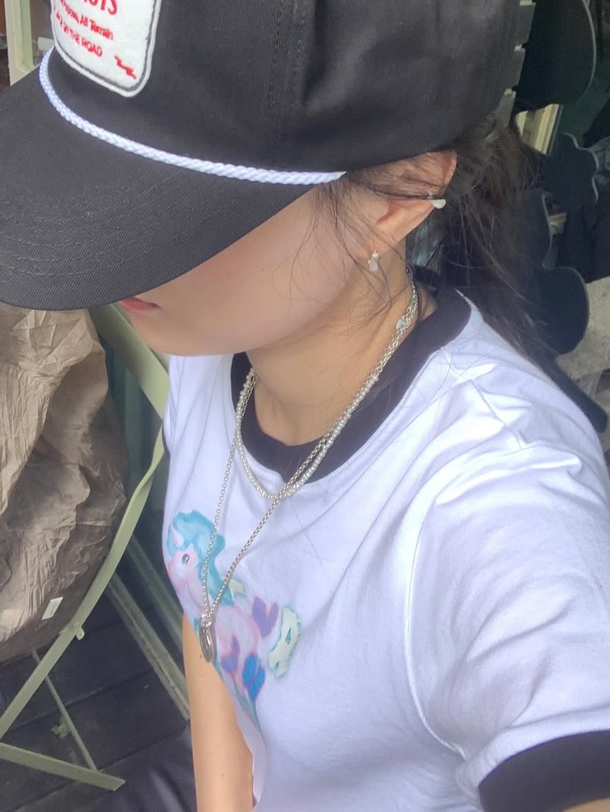 Dominant Unicorn Ringer Crop T-Shirt White 착용 스타일 - 1