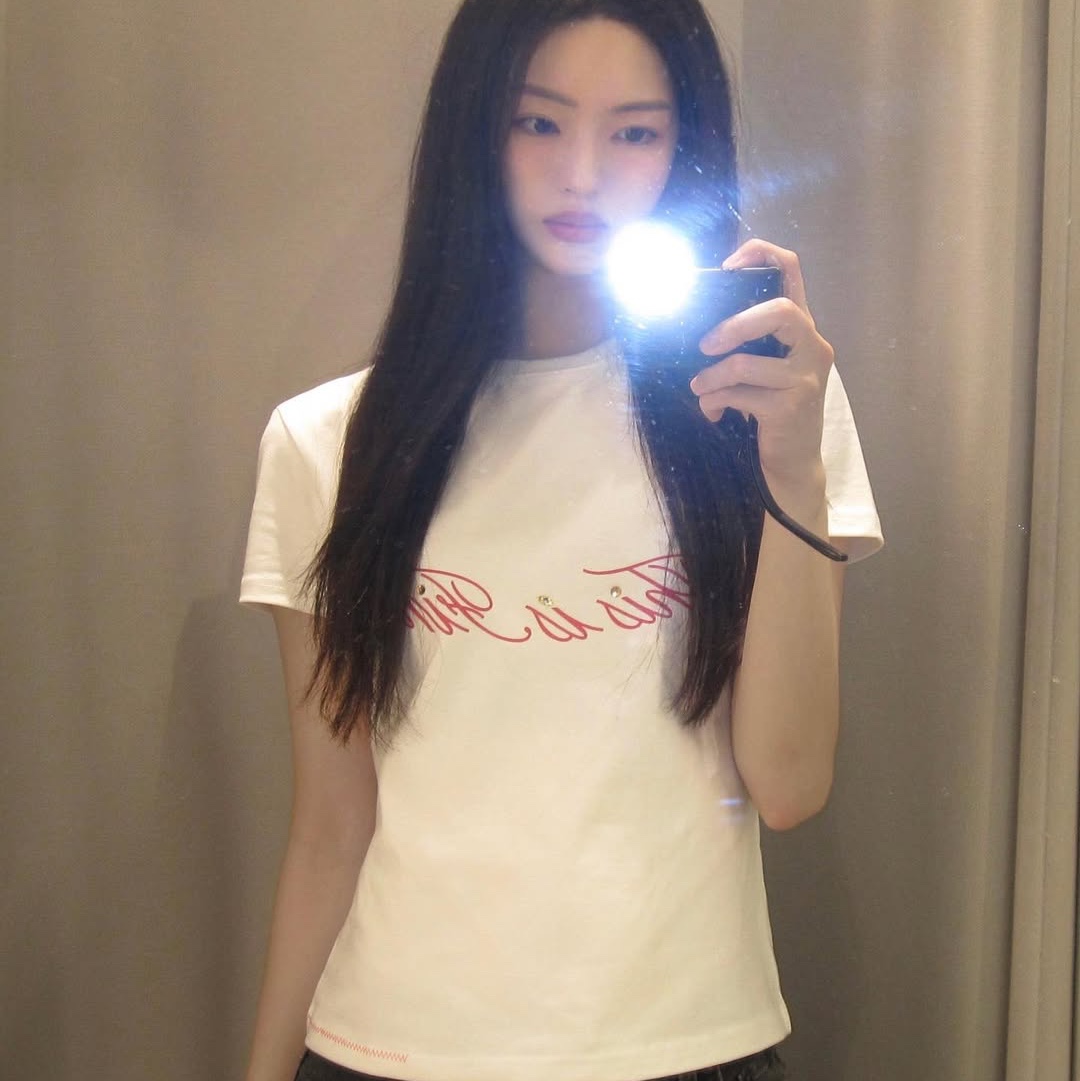 THIS IS FINE Cropped Signature Tee White 착용 스타일 - 1