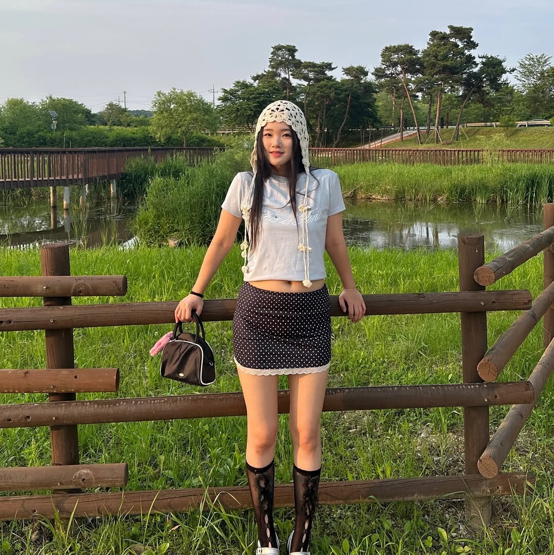 THIS IS FINE Cropped Signature Tee Sky 착용 스타일 - 3