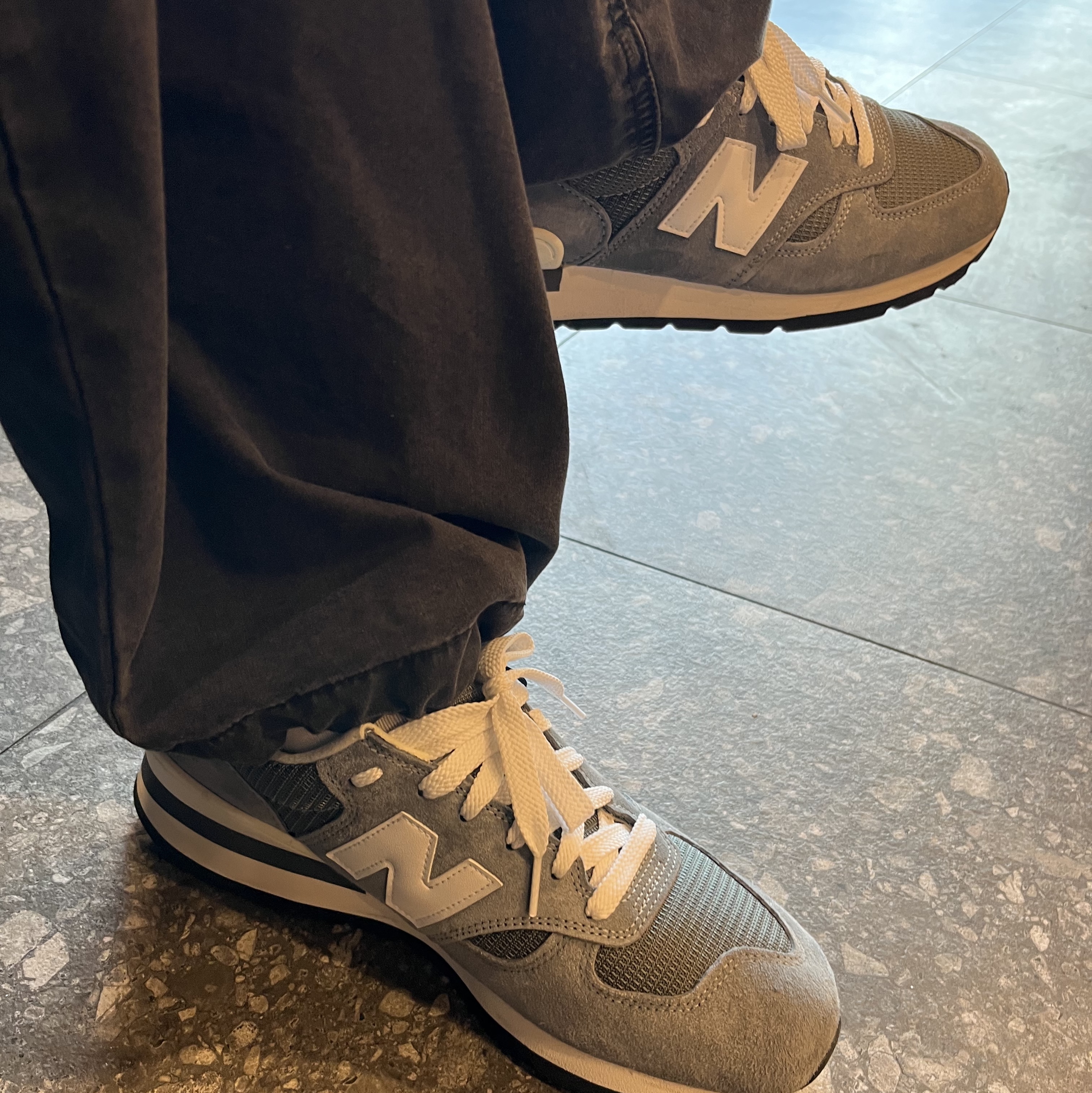 New Balance 990v1 Made in USA Grey White 착용 스타일 - 1