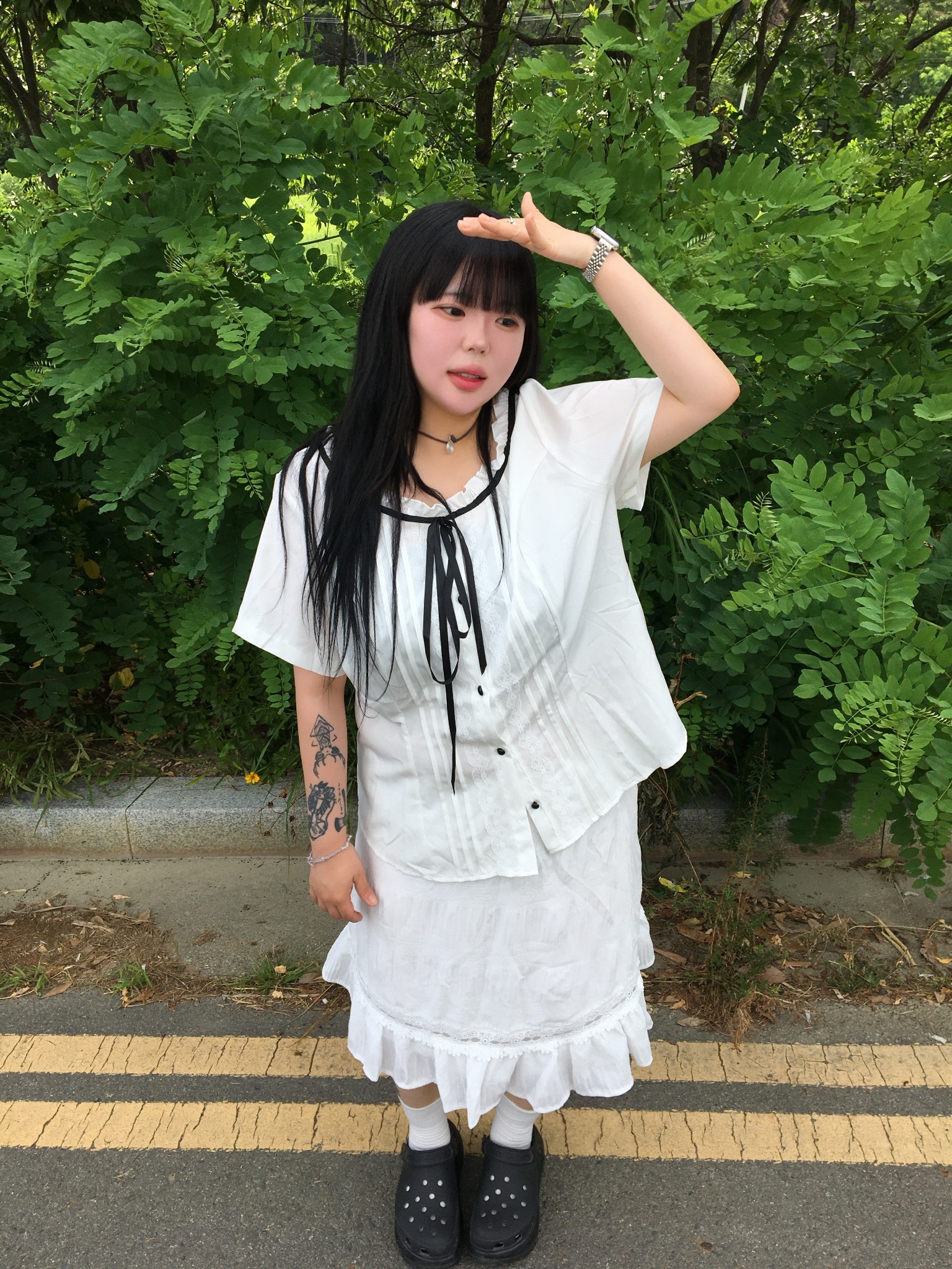 (W) Crocs Classic Bae Clog Black 착용 스타일 - 2