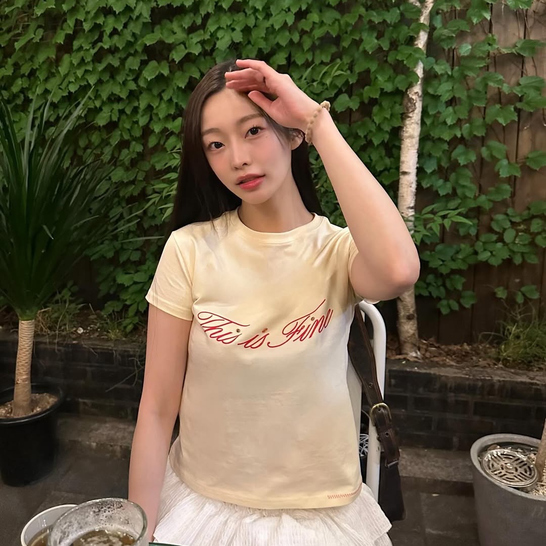 THIS IS FINE Cropped Signature Tee Yellow 착용 스타일 - 2