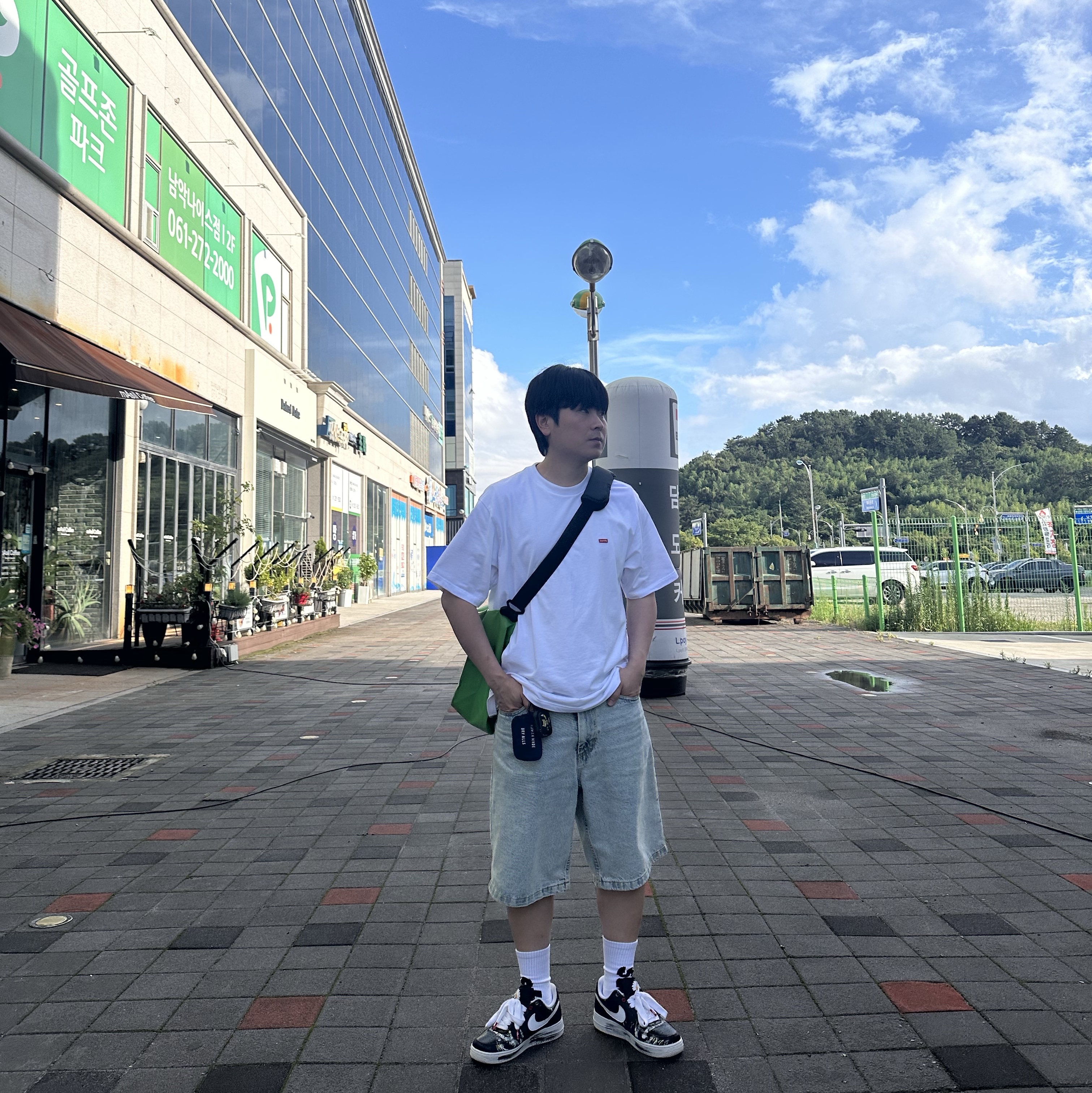 Supreme Small Box T-Shirt White - 25SS, Polar Skate Co. Big Boy Shorts Light Blue 착용 스타일 - 2