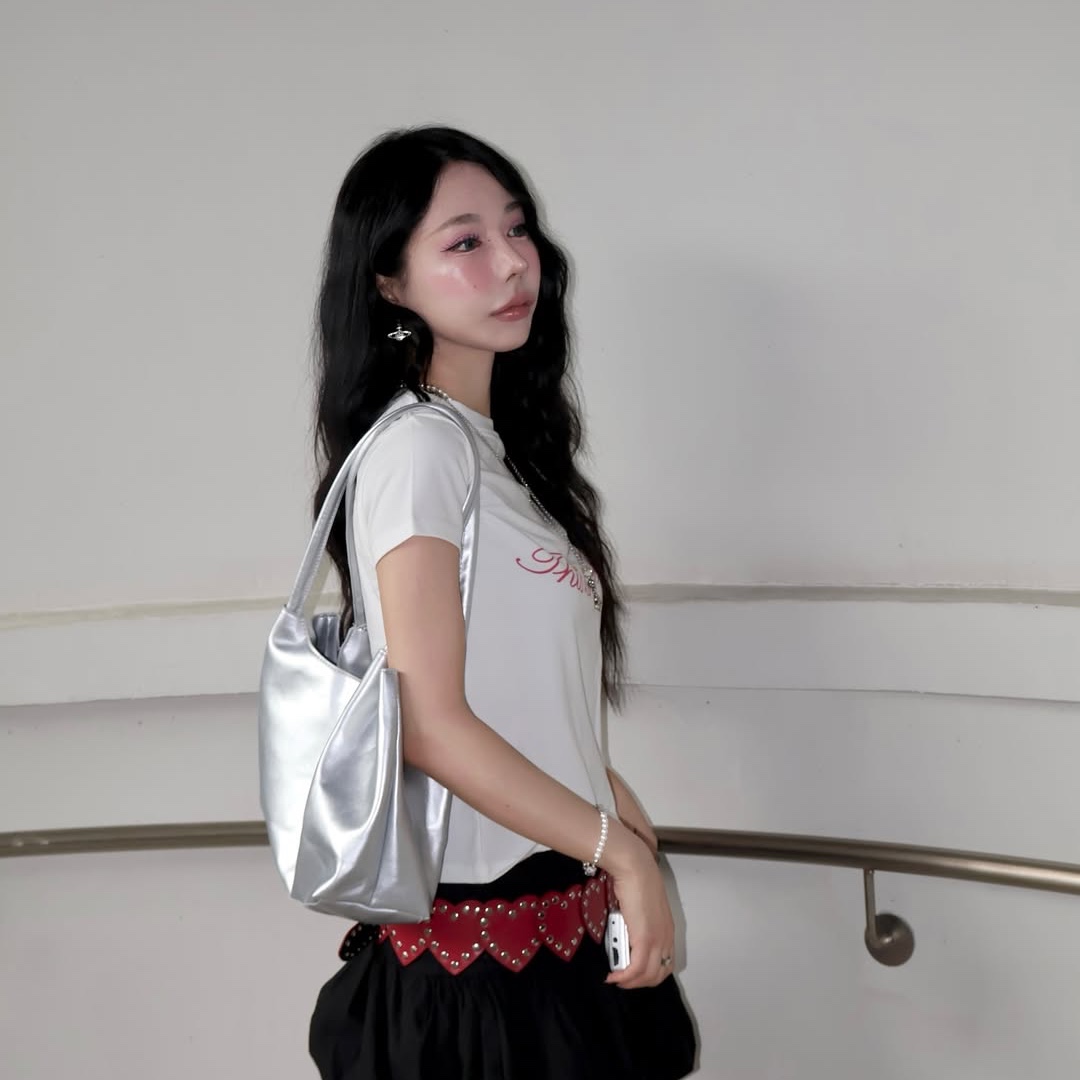 THIS IS FINE Cropped Signature Tee White 착용 스타일 - 5