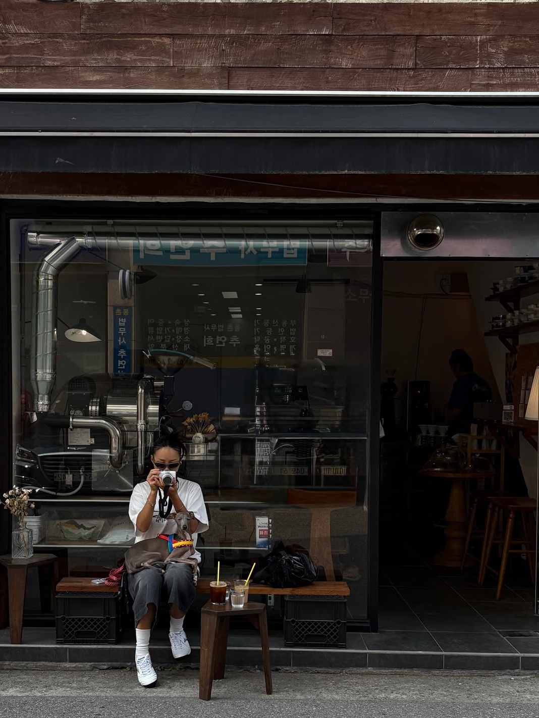 Stussy Basic Stussy T-Shirt White 2024, 2025, SLOW RECORD HOUSE Carpenter Bermuda Wide Denim Pants Black 착용 스타일 - 2