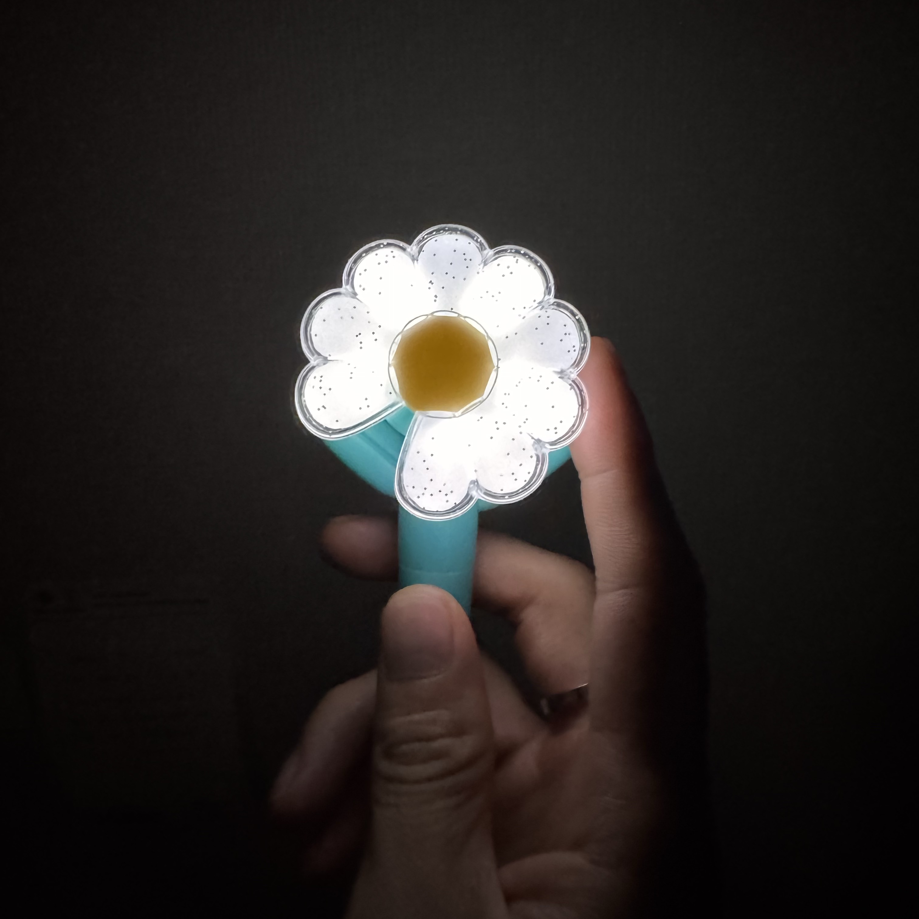 G-DRAGON Ubermensch Official Mini Light Keyring Mint 착용 스타일