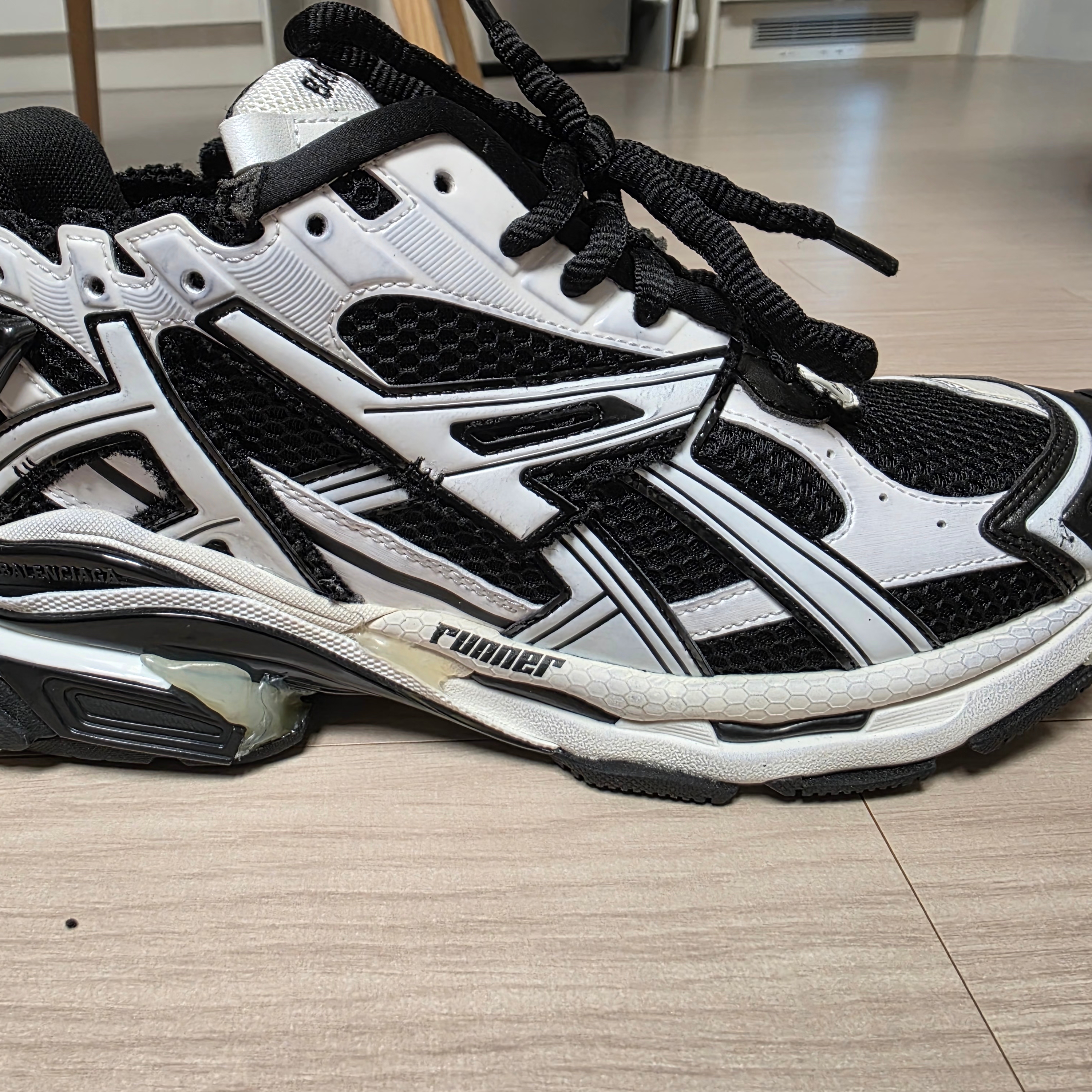 Balenciaga Runner Sneakers Black White 착용 스타일 - 7