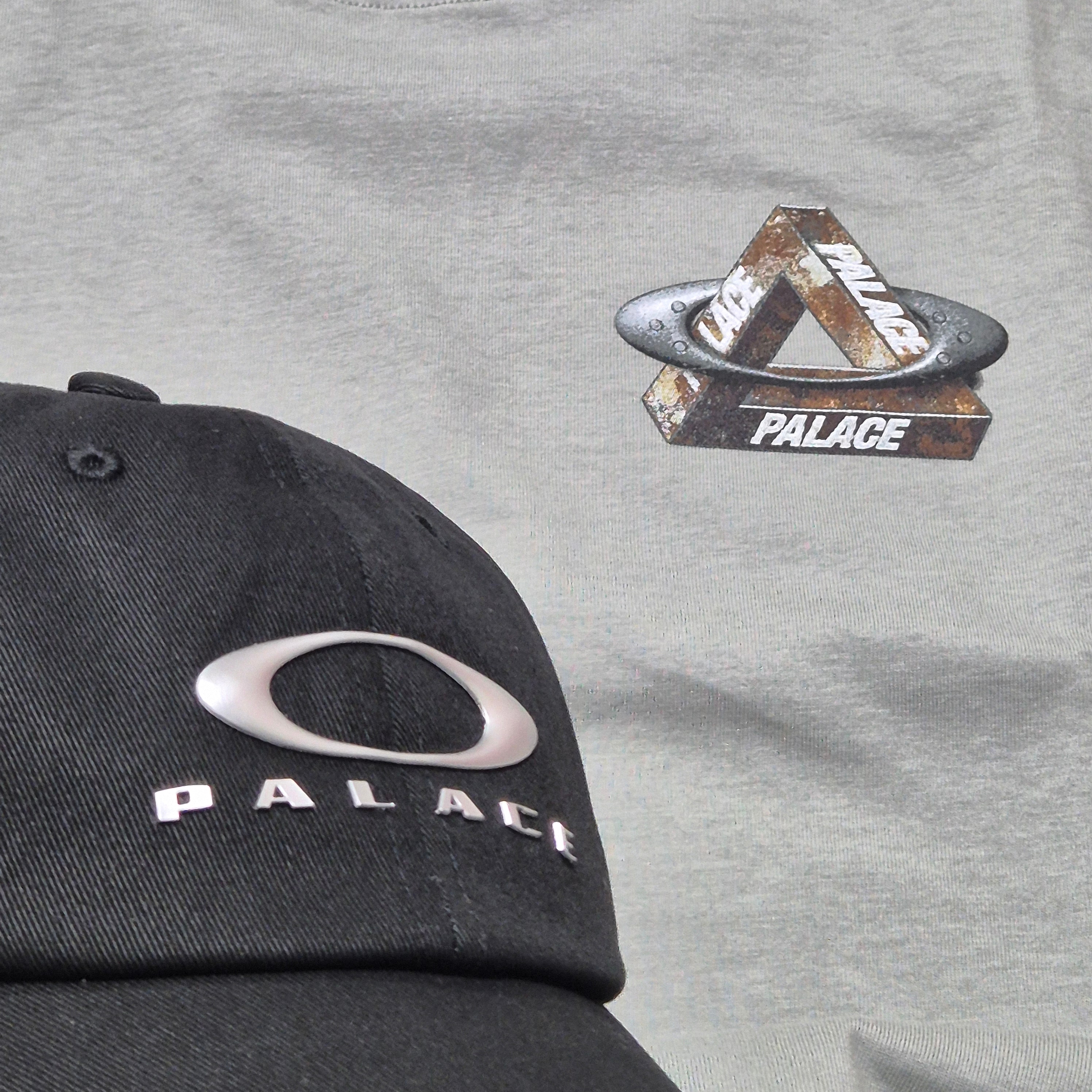 Palace x Oakley T-Shirt Grey - 24FW, Palace x Oakley 6-Panel Black Silver - 23SS 착용 스타일 - 3