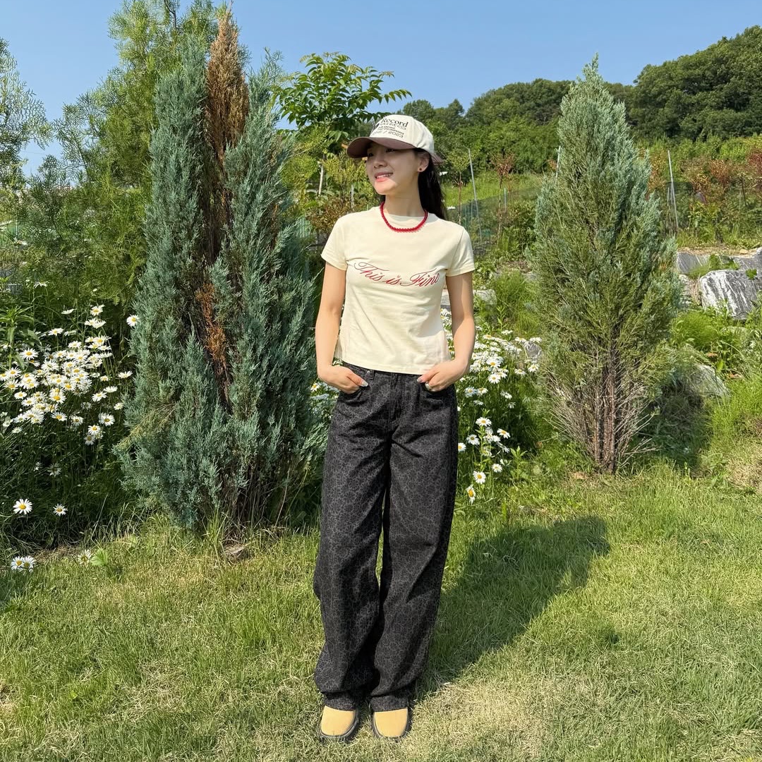 THIS IS FINE Cropped Signature Tee Yellow 착용 스타일 - 5