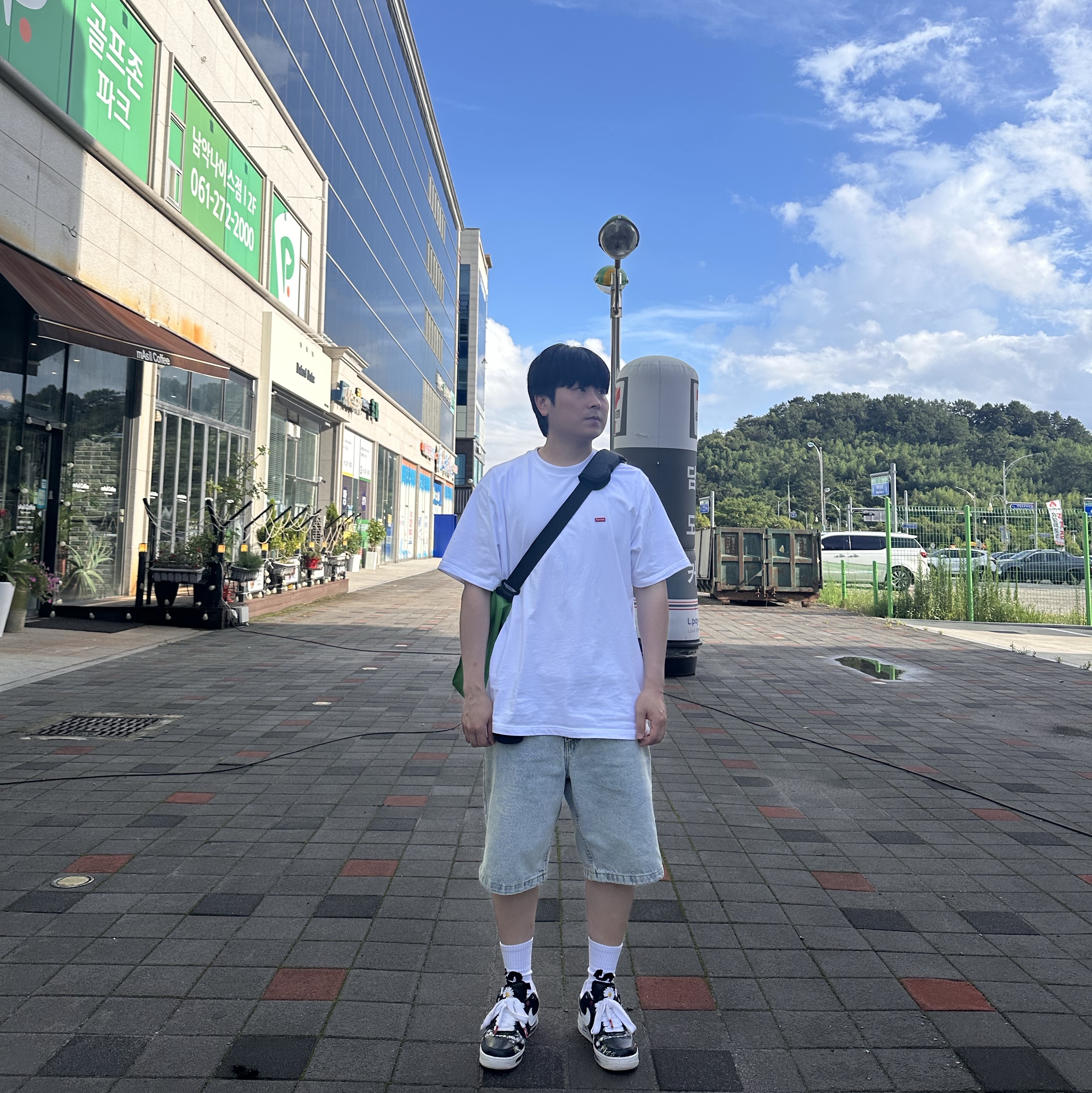 Supreme Small Box T-Shirt White - 25SS, Polar Skate Co. Big Boy Shorts Light Blue 착용 스타일 - 1