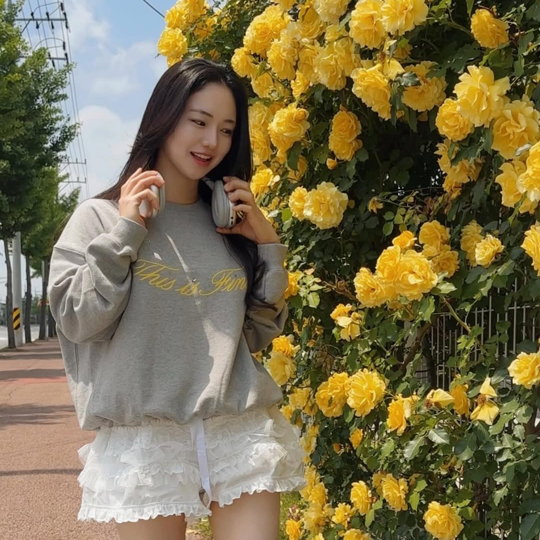 THIS IS FINE Standard Signature Sweatshirt Sportif Gray 착용 스타일 - 1