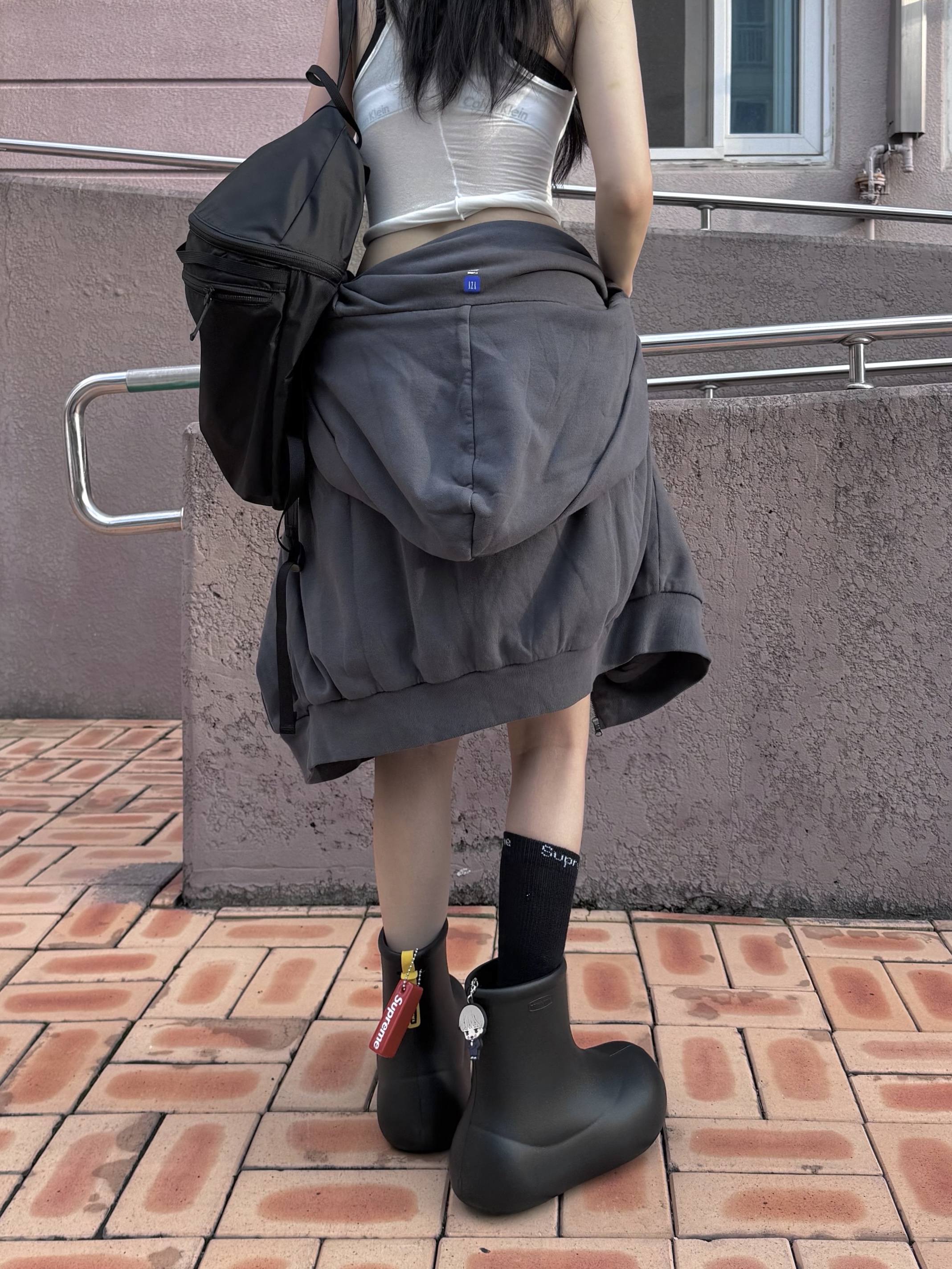 Yeezy YZY Zip-Up Hoodie Dark Grey, Arc'teryx Heliad 15 Backpack Black 착용 스타일 - 2