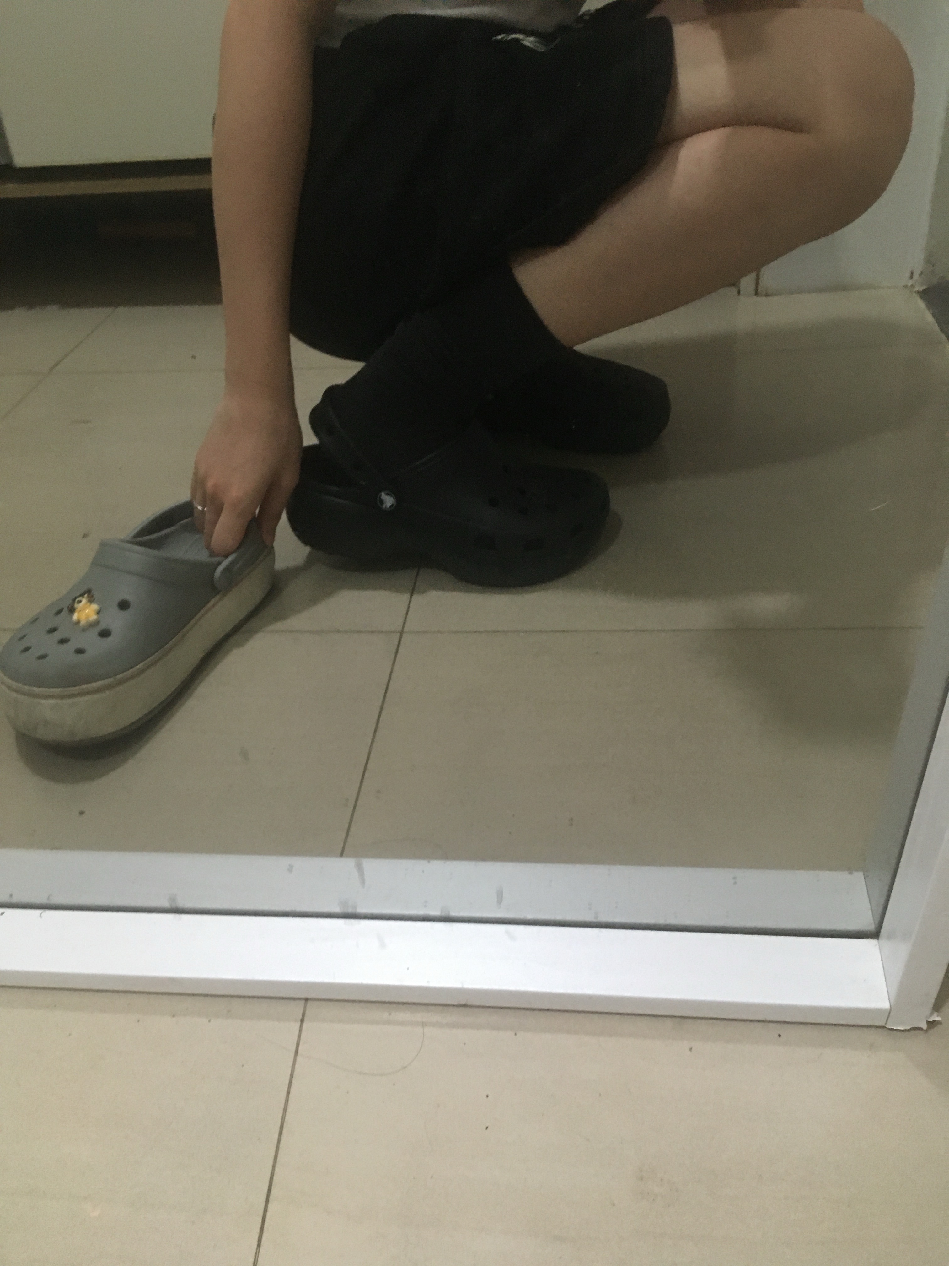 (W) Crocs Classic Platform Clog Black 착용 스타일 - 2