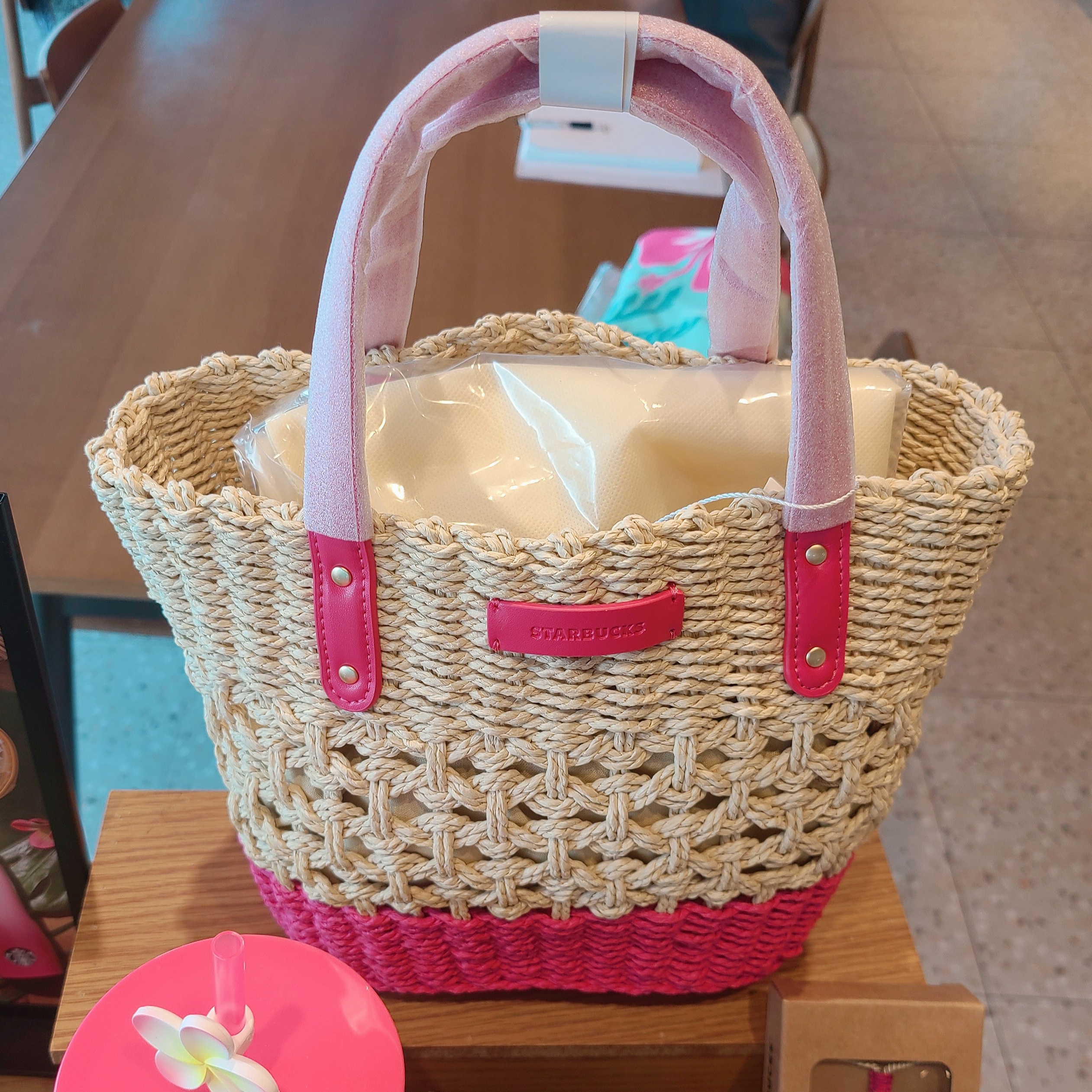 Starbucks Aloha Coconut Bowl Spoon set 355ml, Starbucks Aloha Bearista Keychain 착용 스타일 - 5