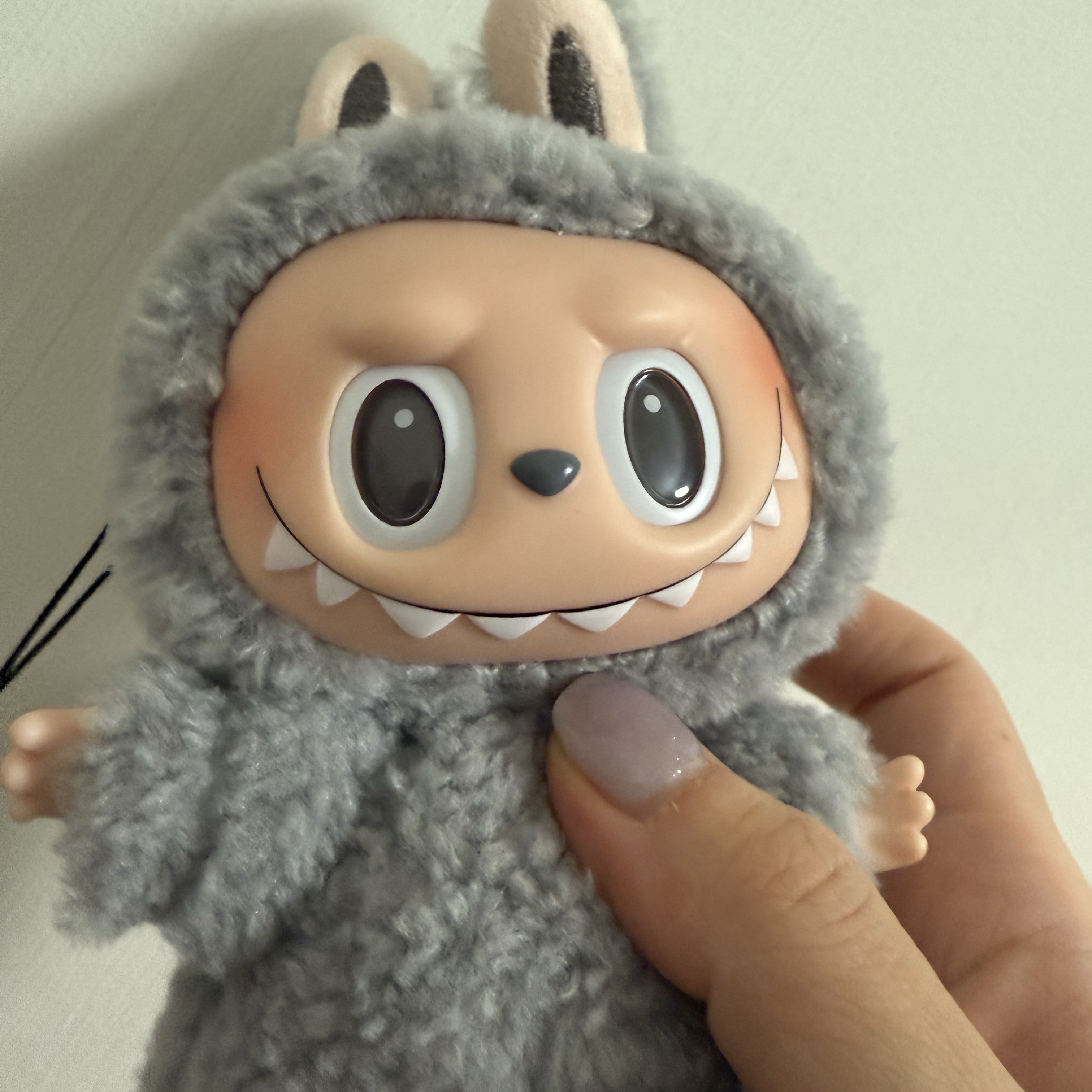 Pop Mart Labubu The Monsters Labubu Tasty Macarons Series Sesame Bean Keyring (Opened Case) 착용 스타일