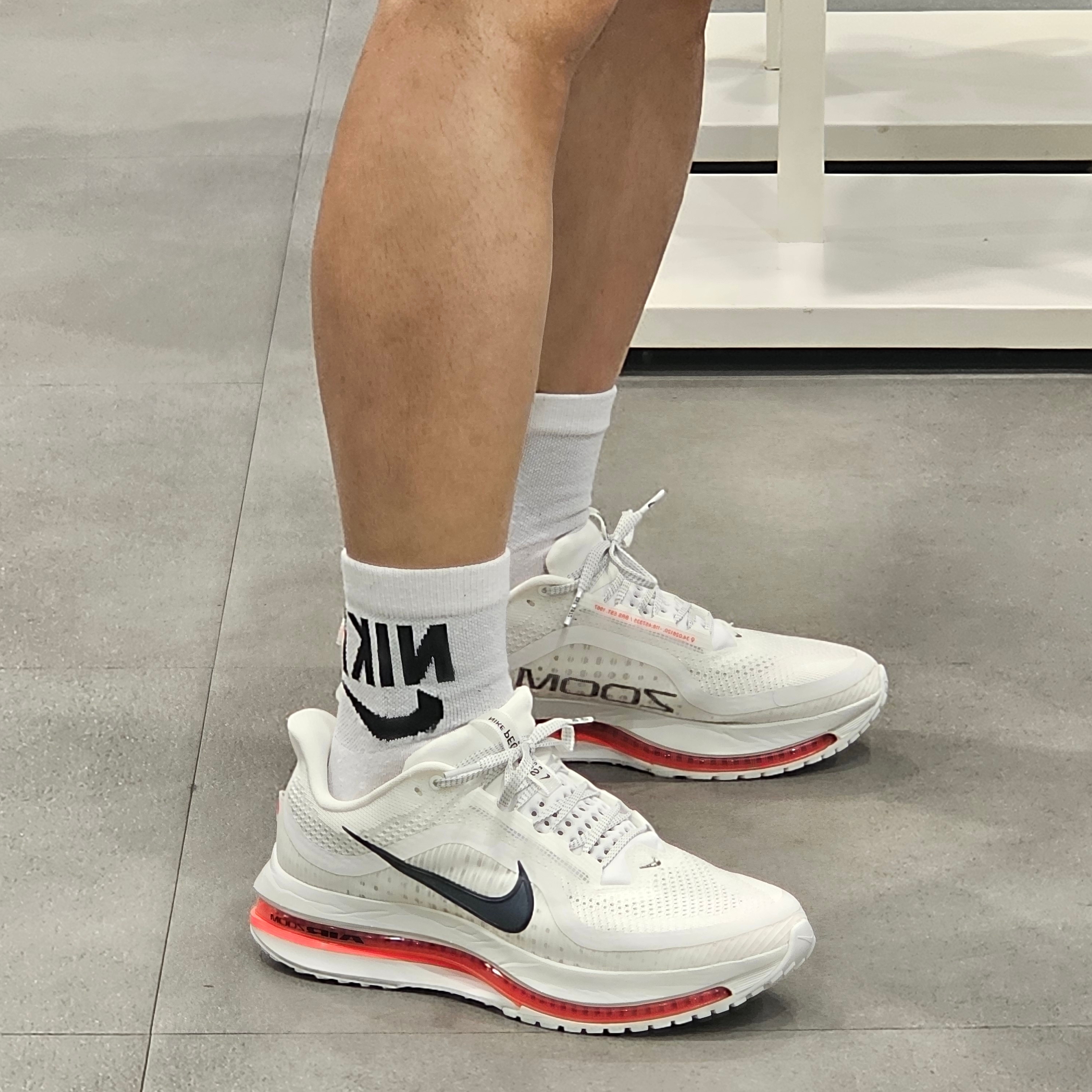 Nike Pegasus Premium Summit White Bright Crimson 착용 스타일 - 1