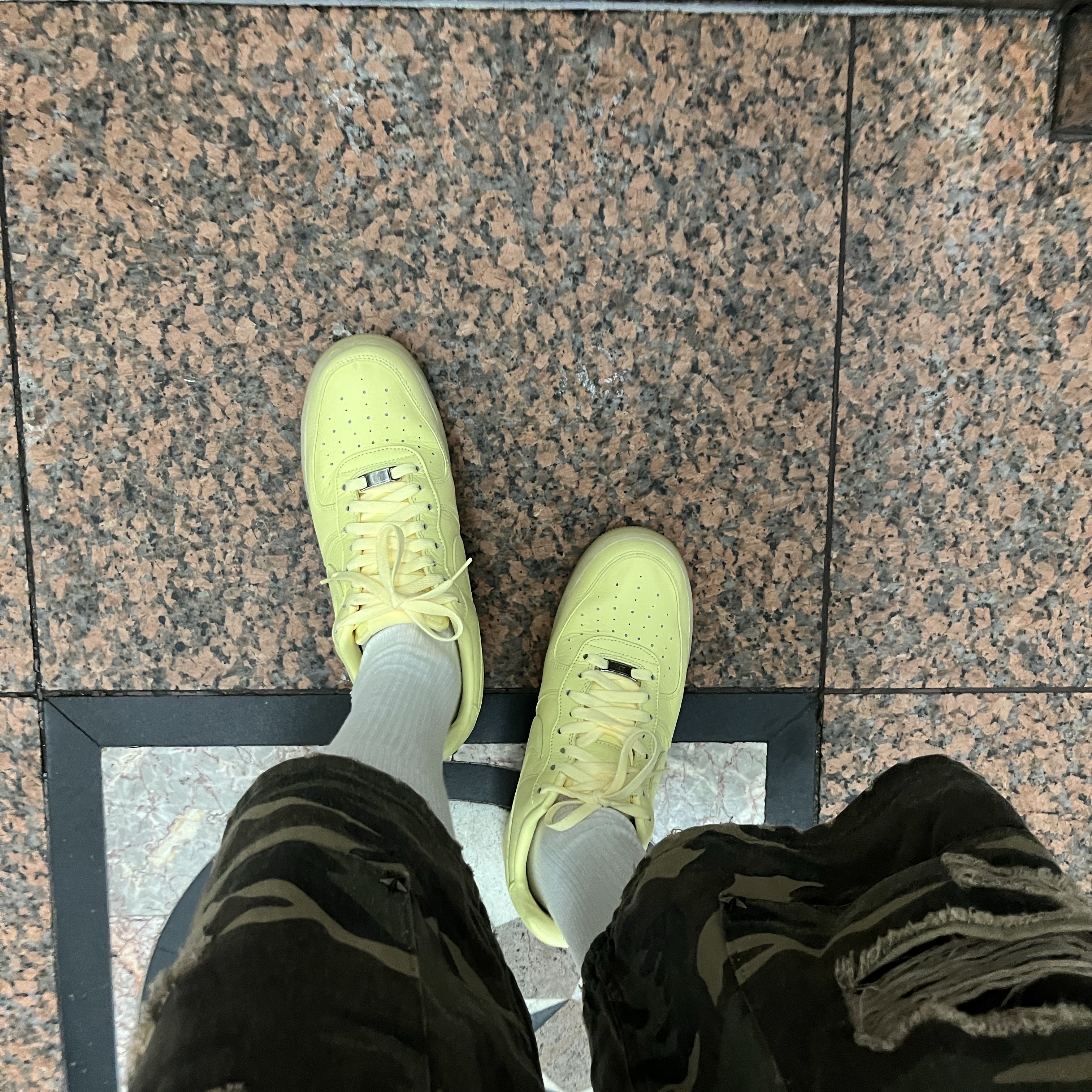 Nike x Drake Nocta Air Force 1 Low SP Certified Lover Boy Citron Tint Cobalt Tint 착용 스타일 - 1